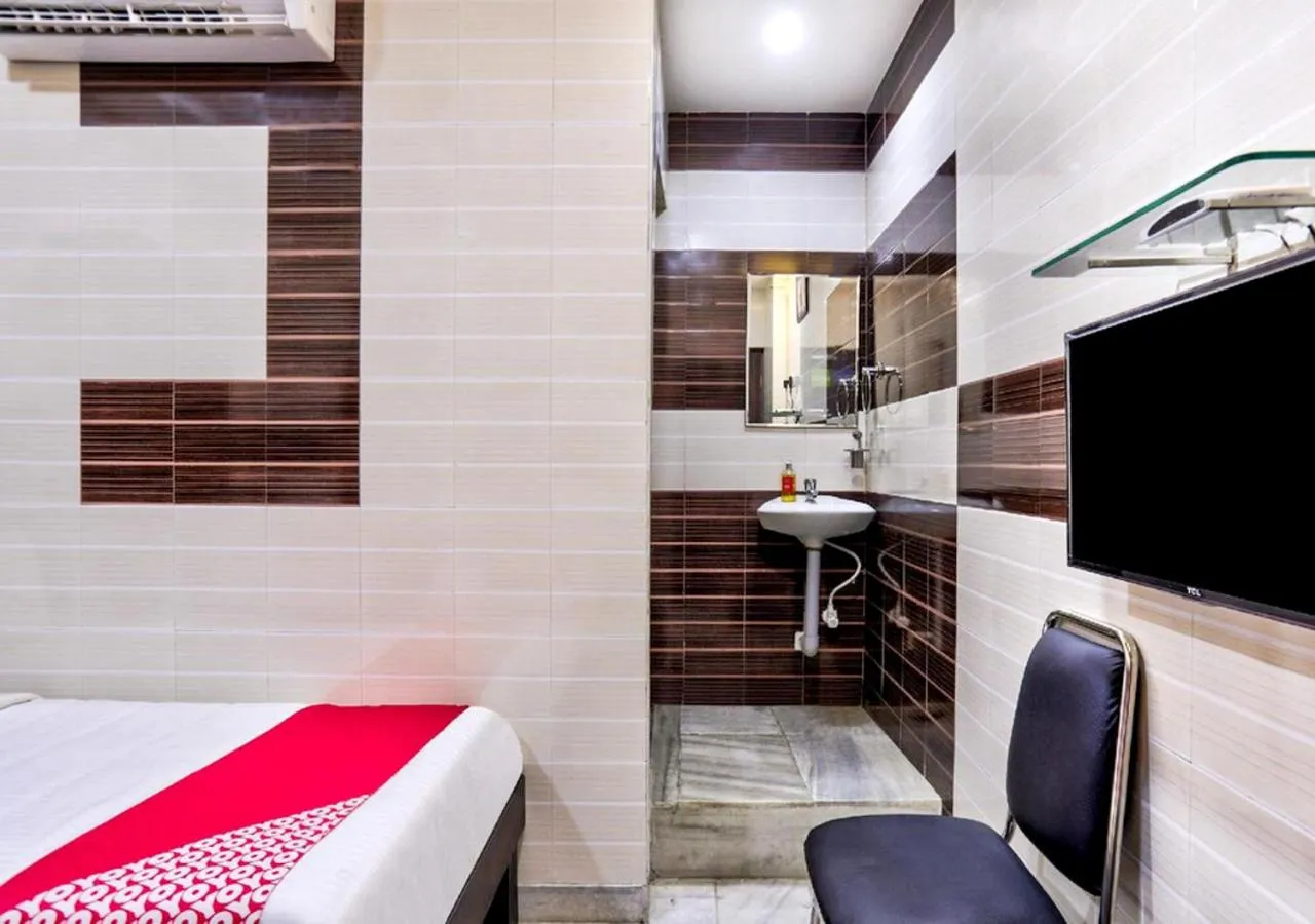 Photo of the whole room, Bed in Chellam Residency