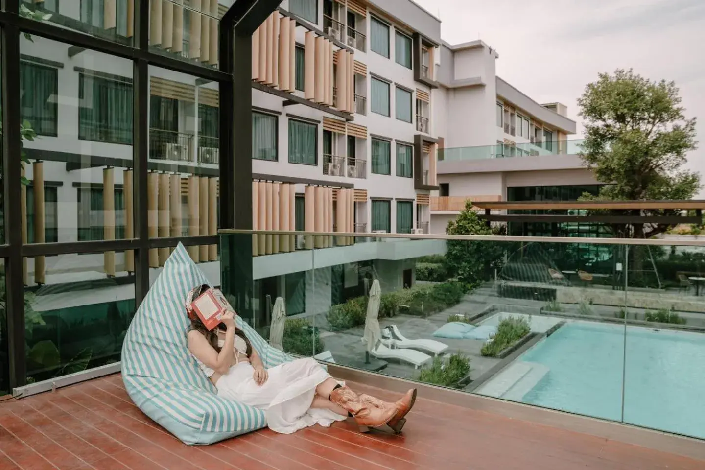 Property building in Crystal Srivaree Suvarnabhumi Hotel Property building in Crystal Srivaree Suvarnabhumi Hotel