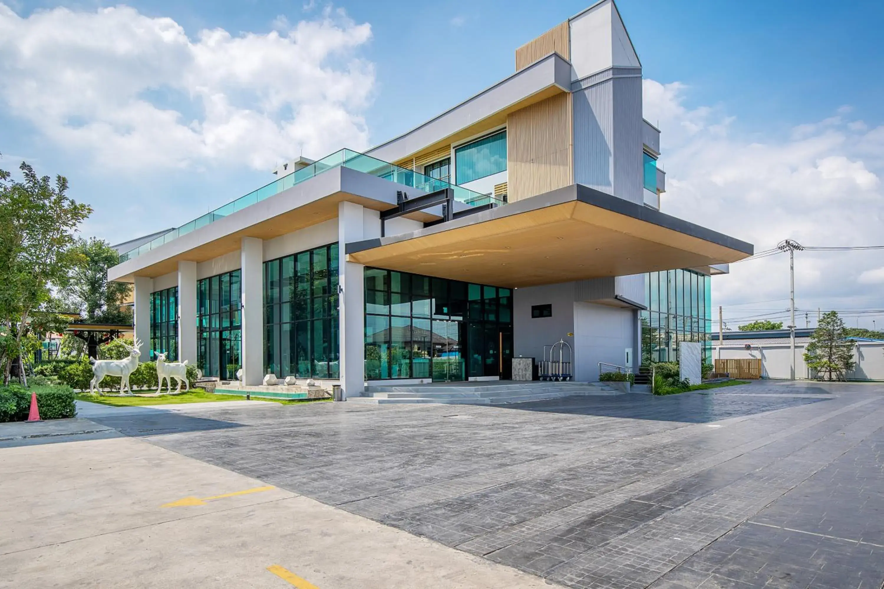 Property building in Crystal Srivaree Suvarnabhumi Hotel Property building in Crystal Srivaree Suvarnabhumi Hotel