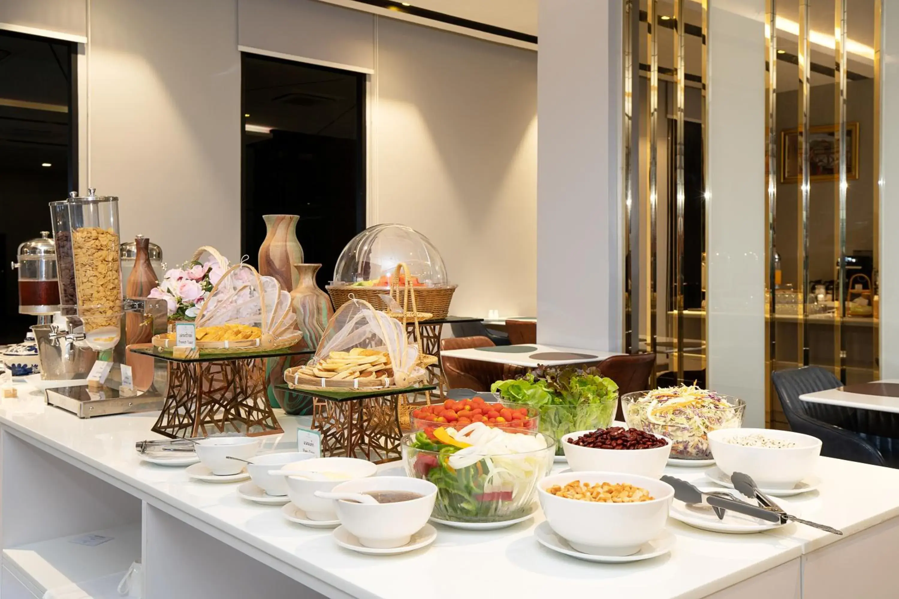 Food and drinks in Crystal Srivaree Suvarnabhumi Hotel Food and drinks in Crystal Srivaree Suvarnabhumi Hotel