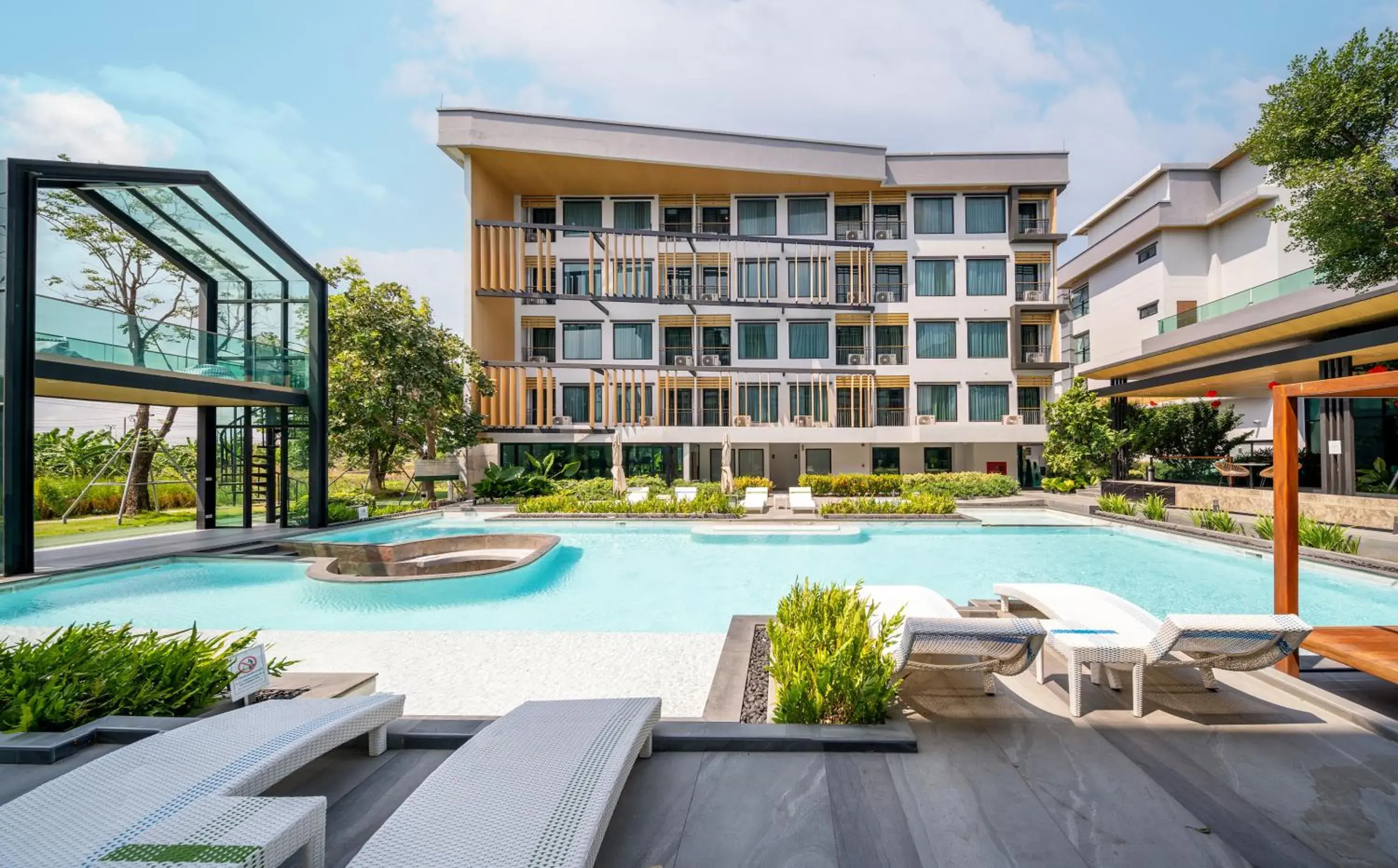 Property building in Crystal Srivaree Suvarnabhumi Hotel Property building in Crystal Srivaree Suvarnabhumi Hotel