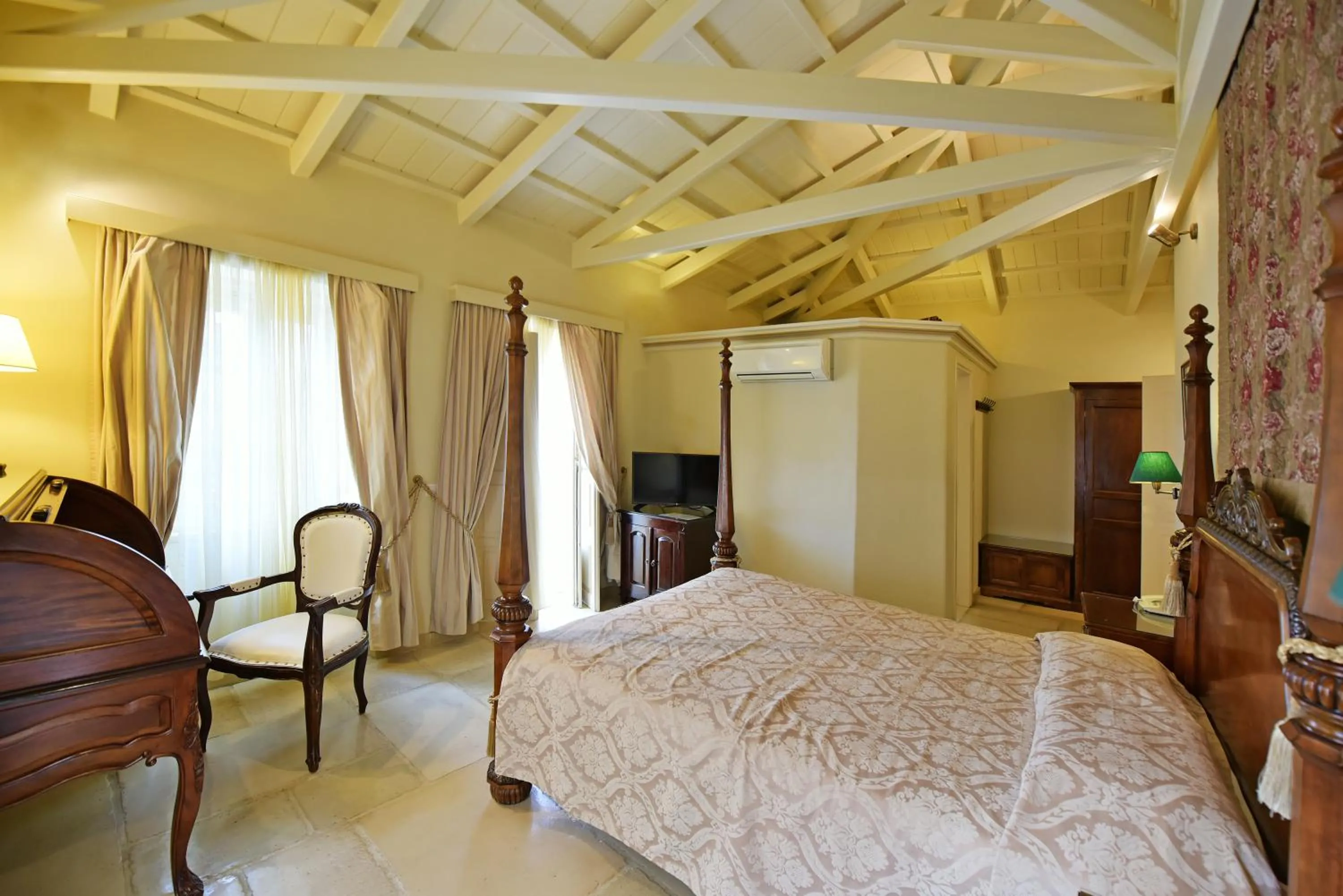Photo of the whole room, Bed in Angelica Traditional Boutique Hotel
