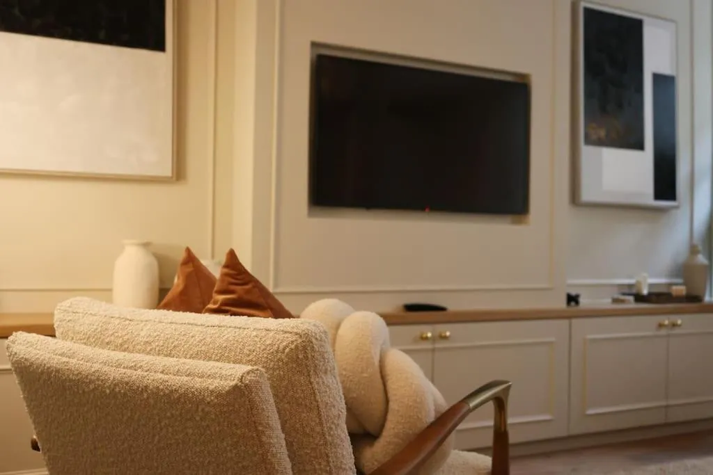 TV and multimedia in Brand new Georgian flat in Bath