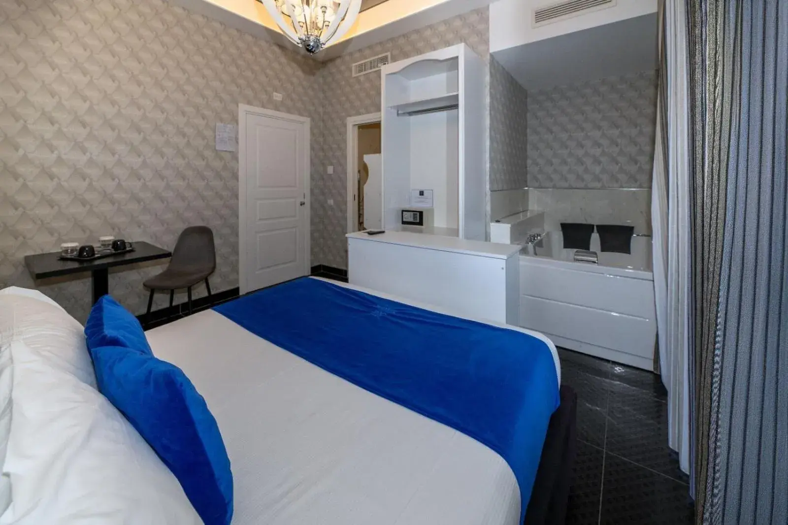 Deluxe Double Room in Sole Luxury Bed and Breakfast Deluxe Double Room in Sole Luxury Bed and Breakfast