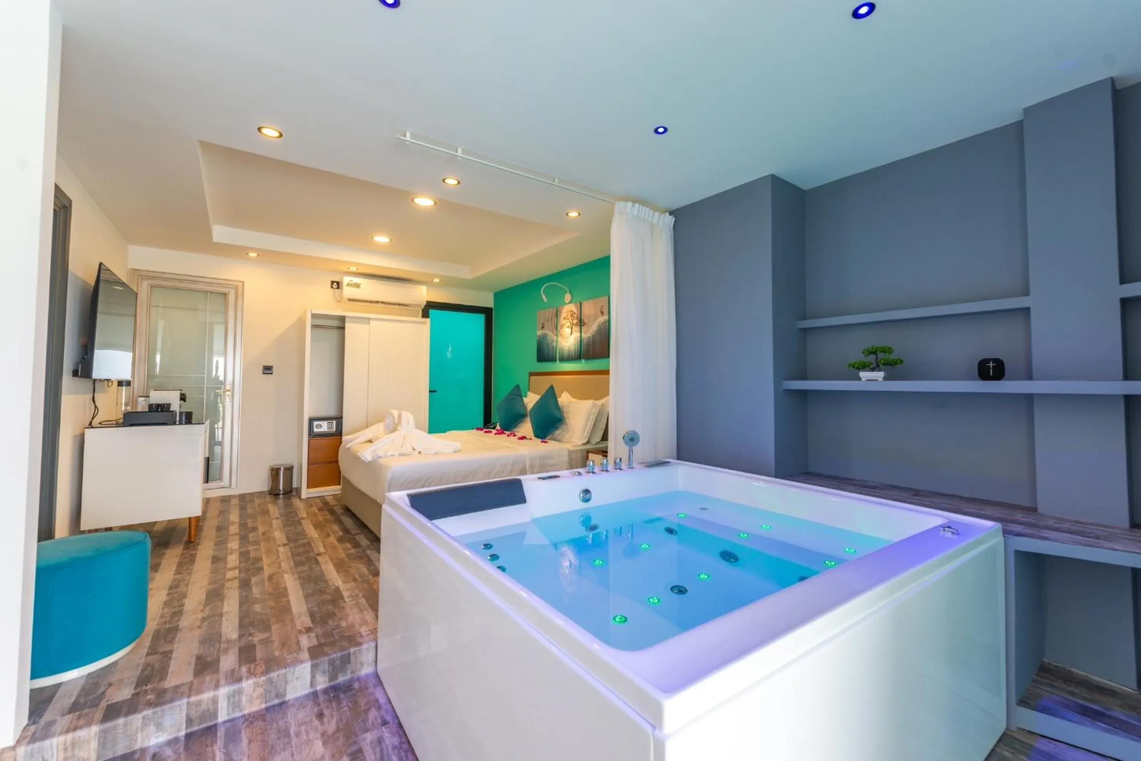 Hot Tub in FUNPLACE BEACH