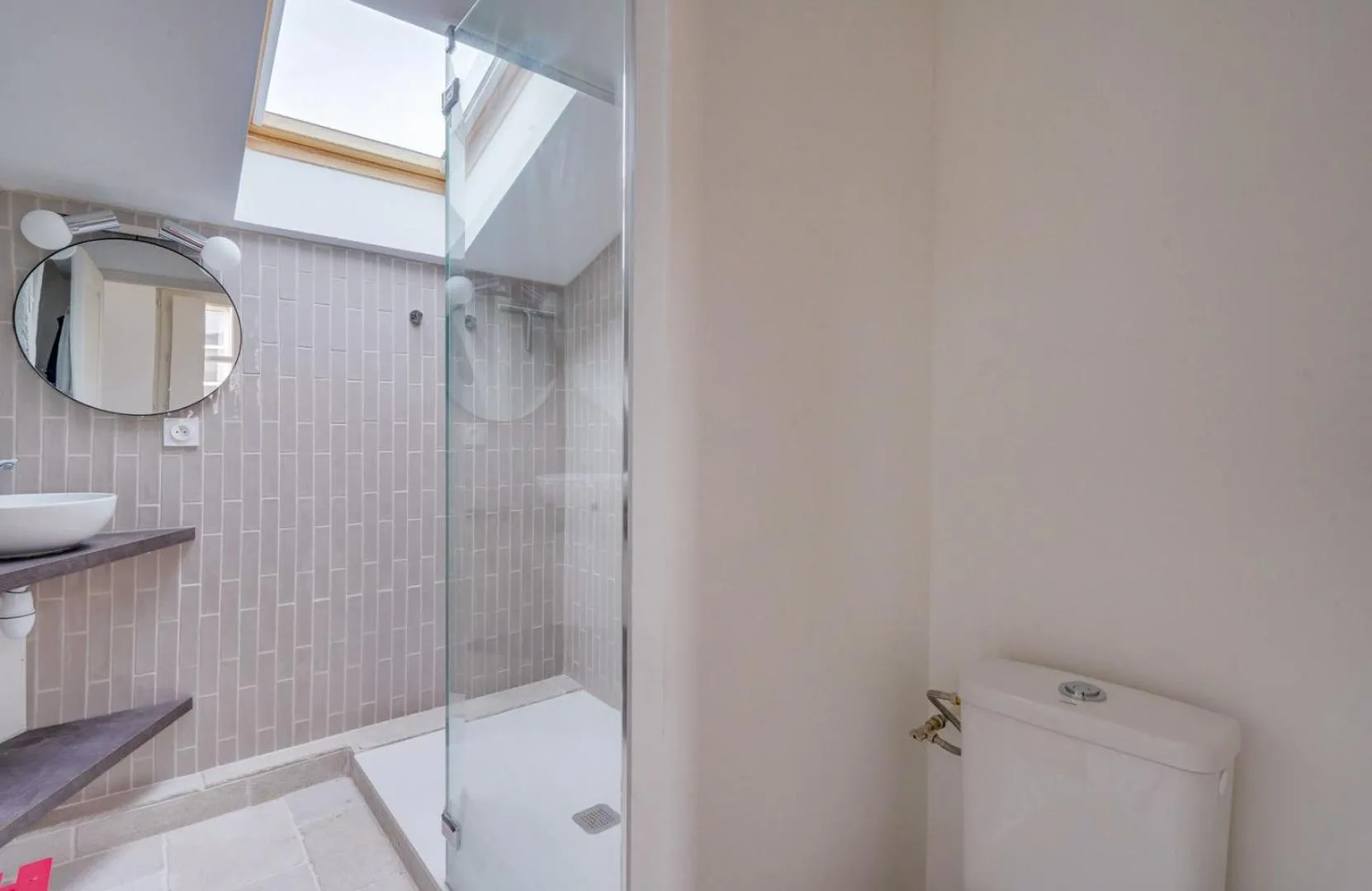 Shower in Bel appartement Bordeaux centre Pey Berland