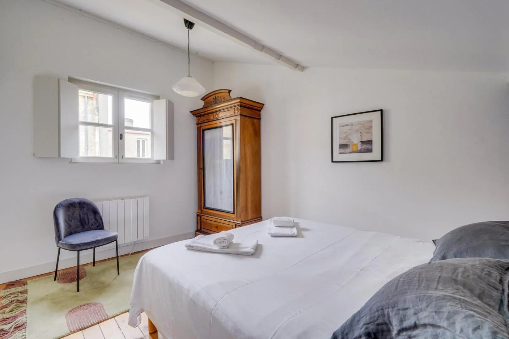 Bed in Bel appartement Bordeaux centre Pey Berland
