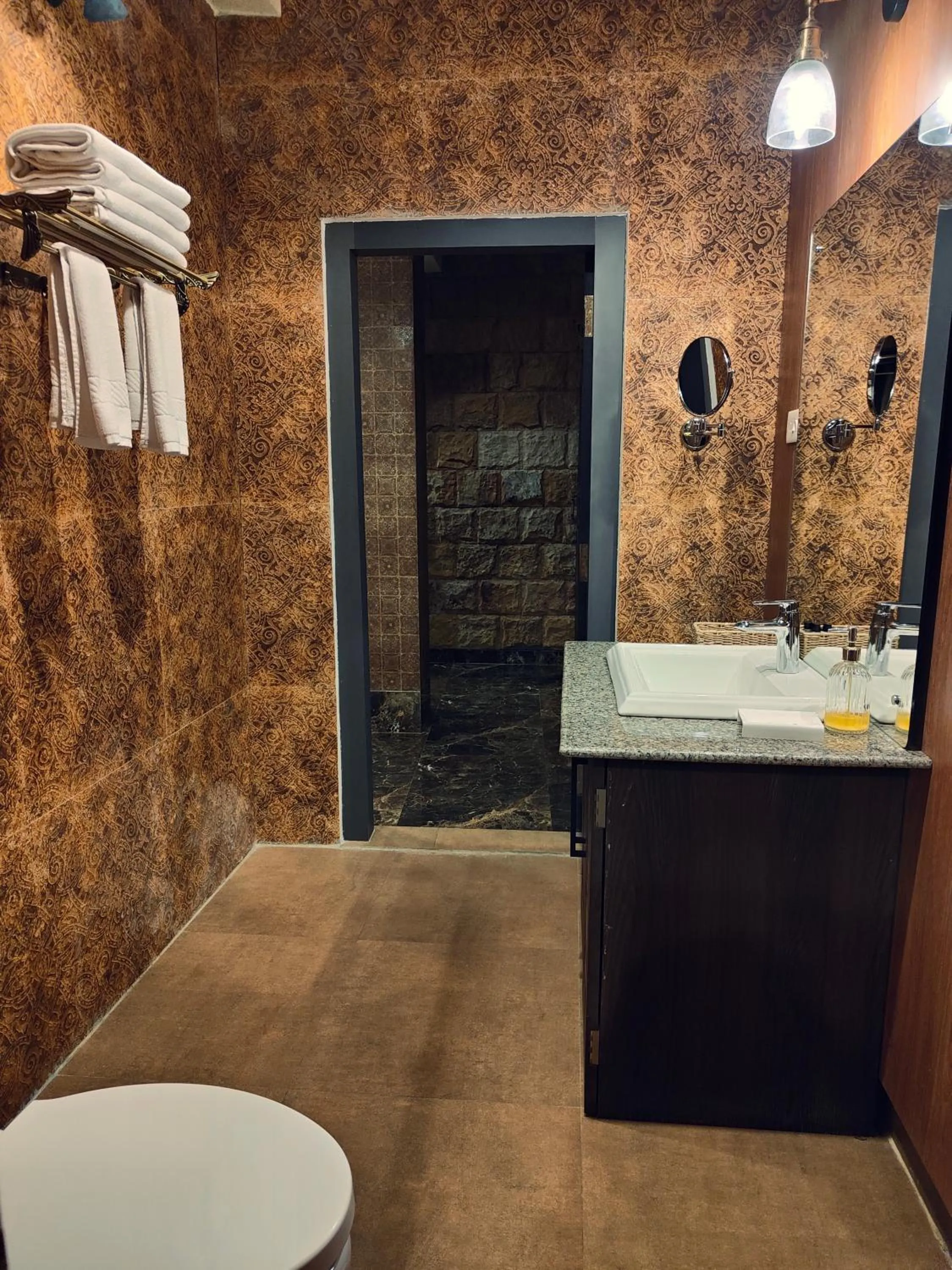 Shower in Hotel Acropolis