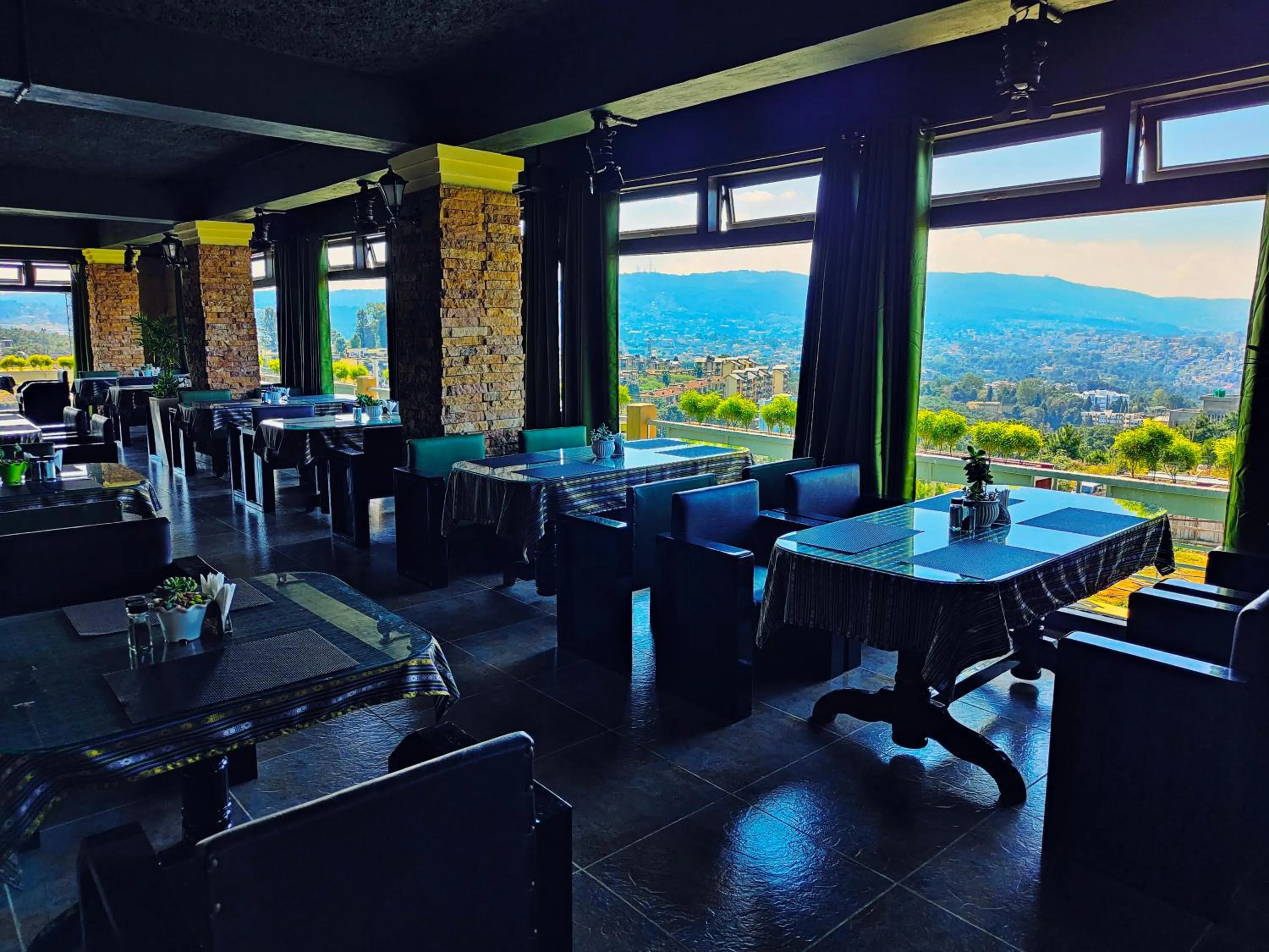 Restaurant/places to eat in Hotel Acropolis