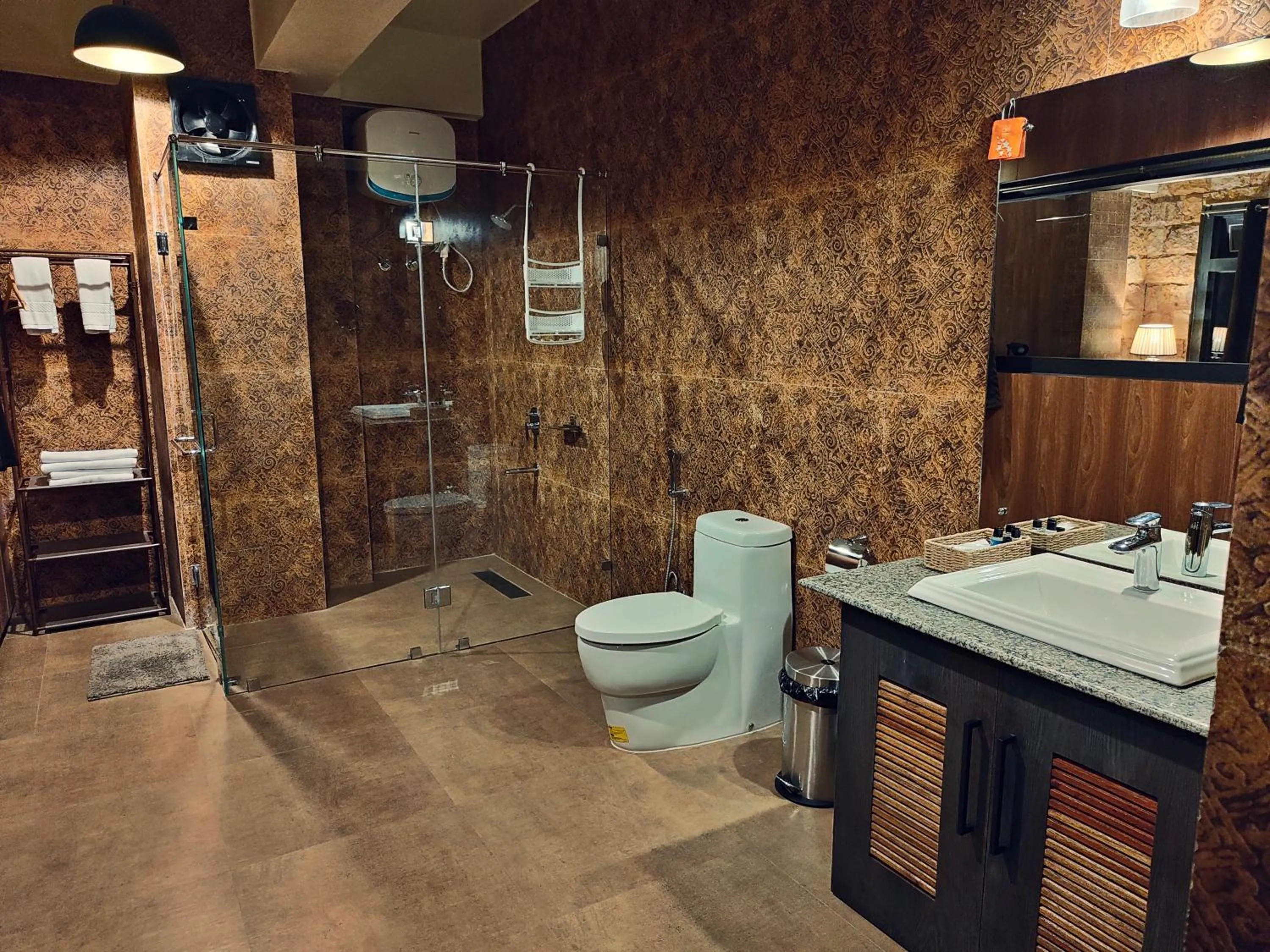 Shower in Hotel Acropolis