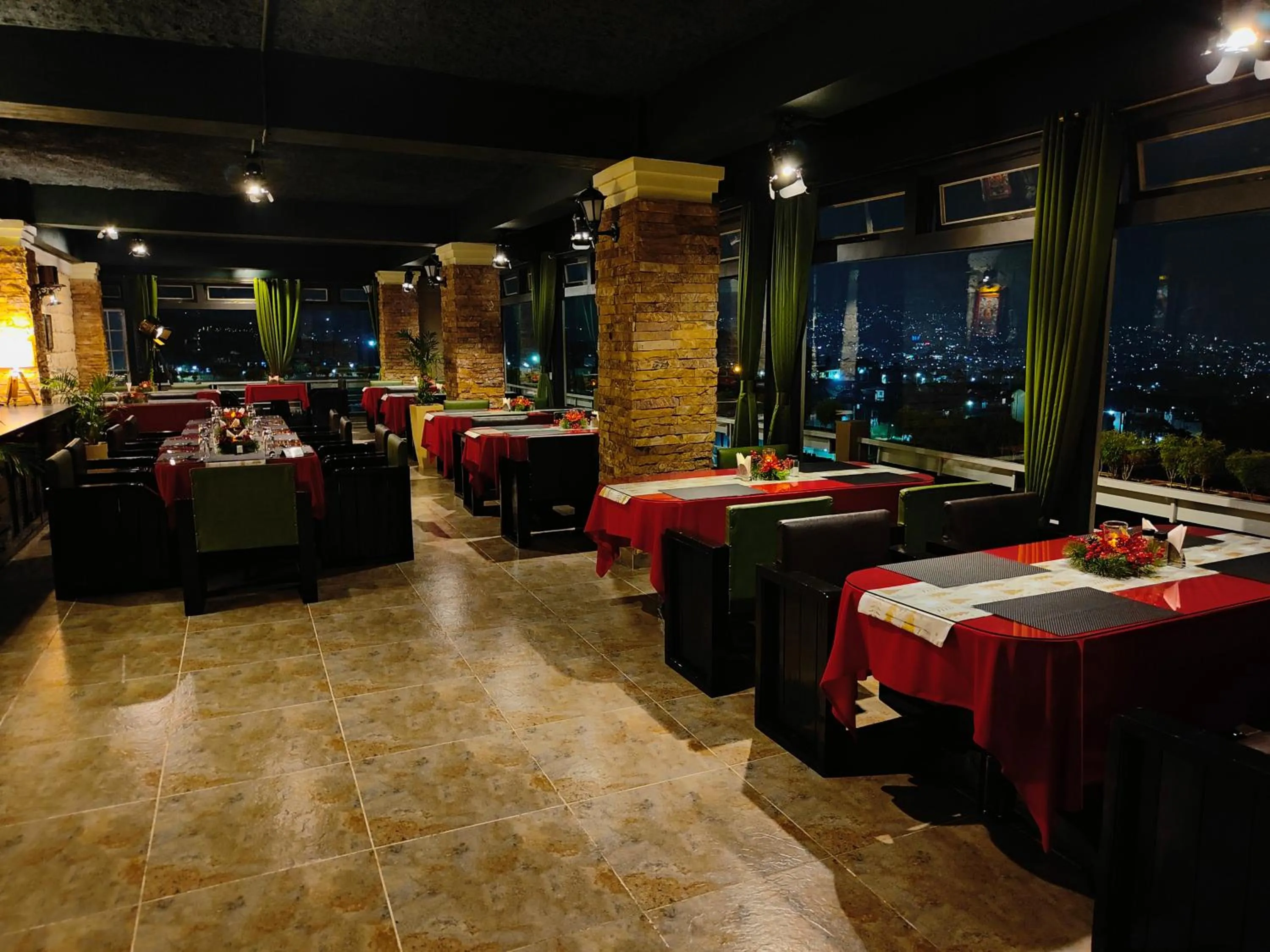 Restaurant/places to eat in Hotel Acropolis