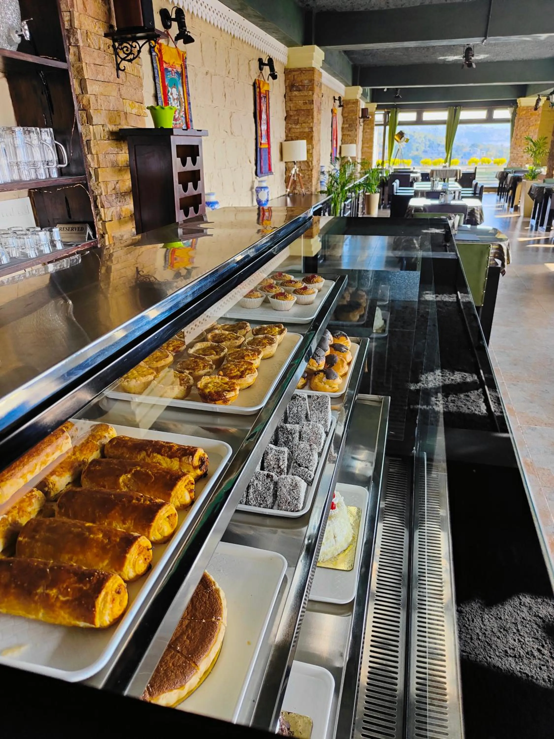 Restaurant/places to eat in Hotel Acropolis