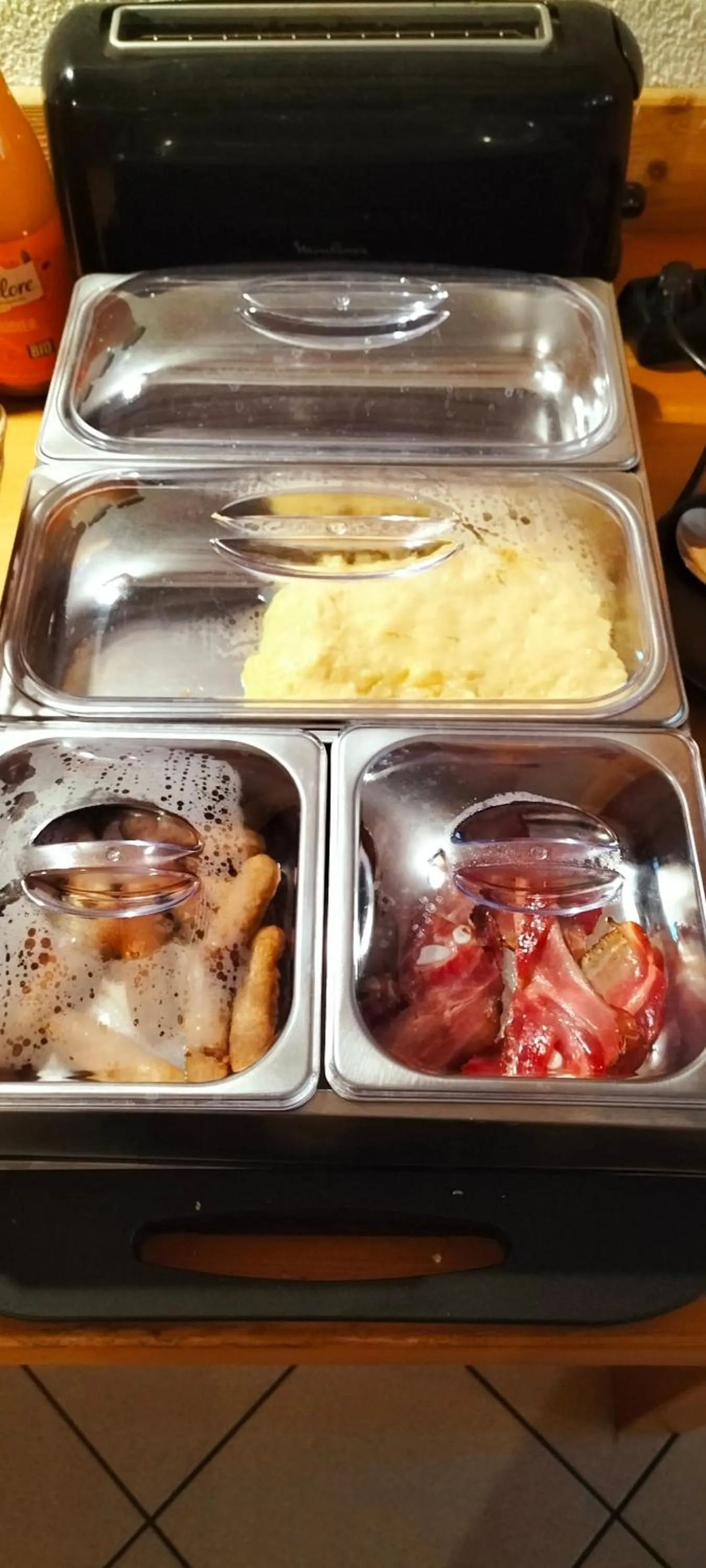 Buffet breakfast in Auberge La maison de Catherine