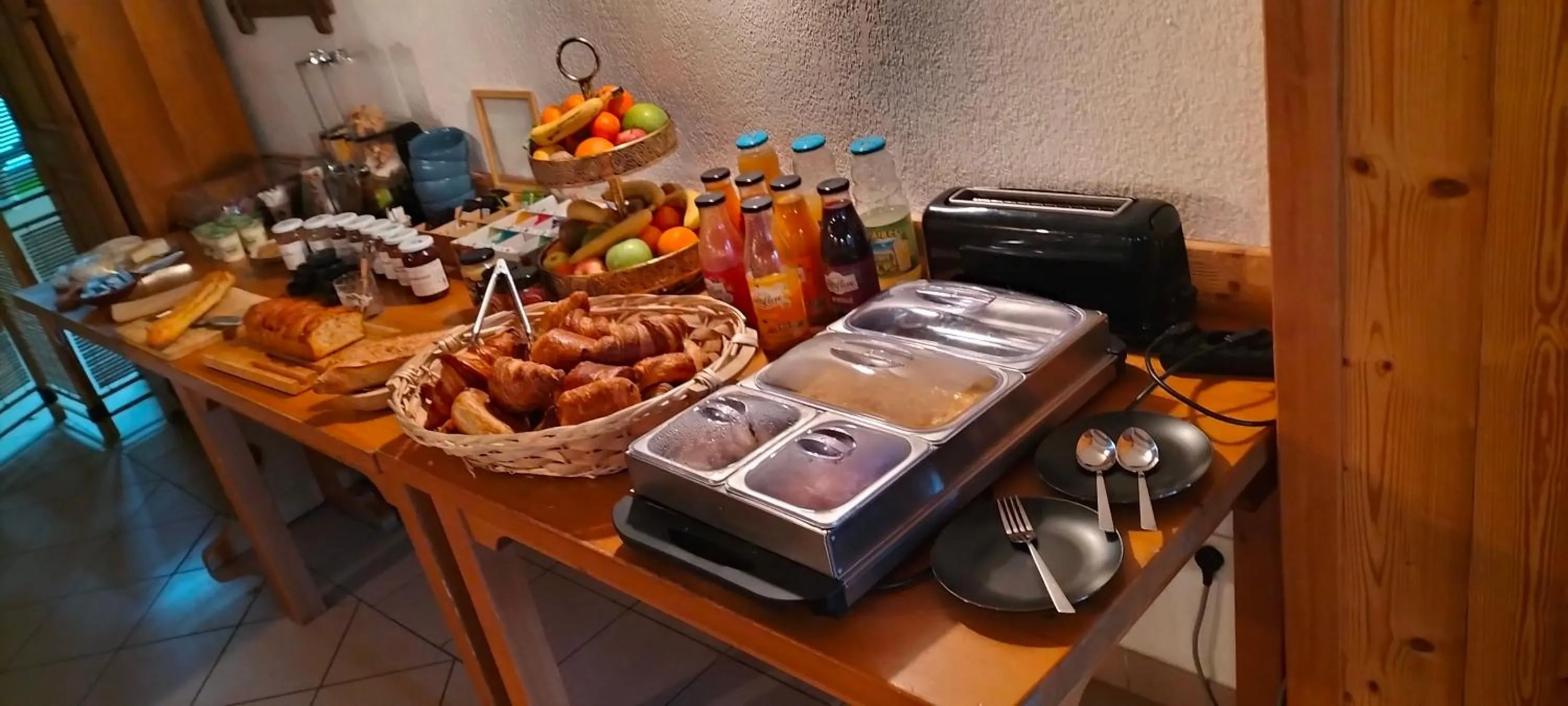 Buffet breakfast in Auberge La maison de Catherine