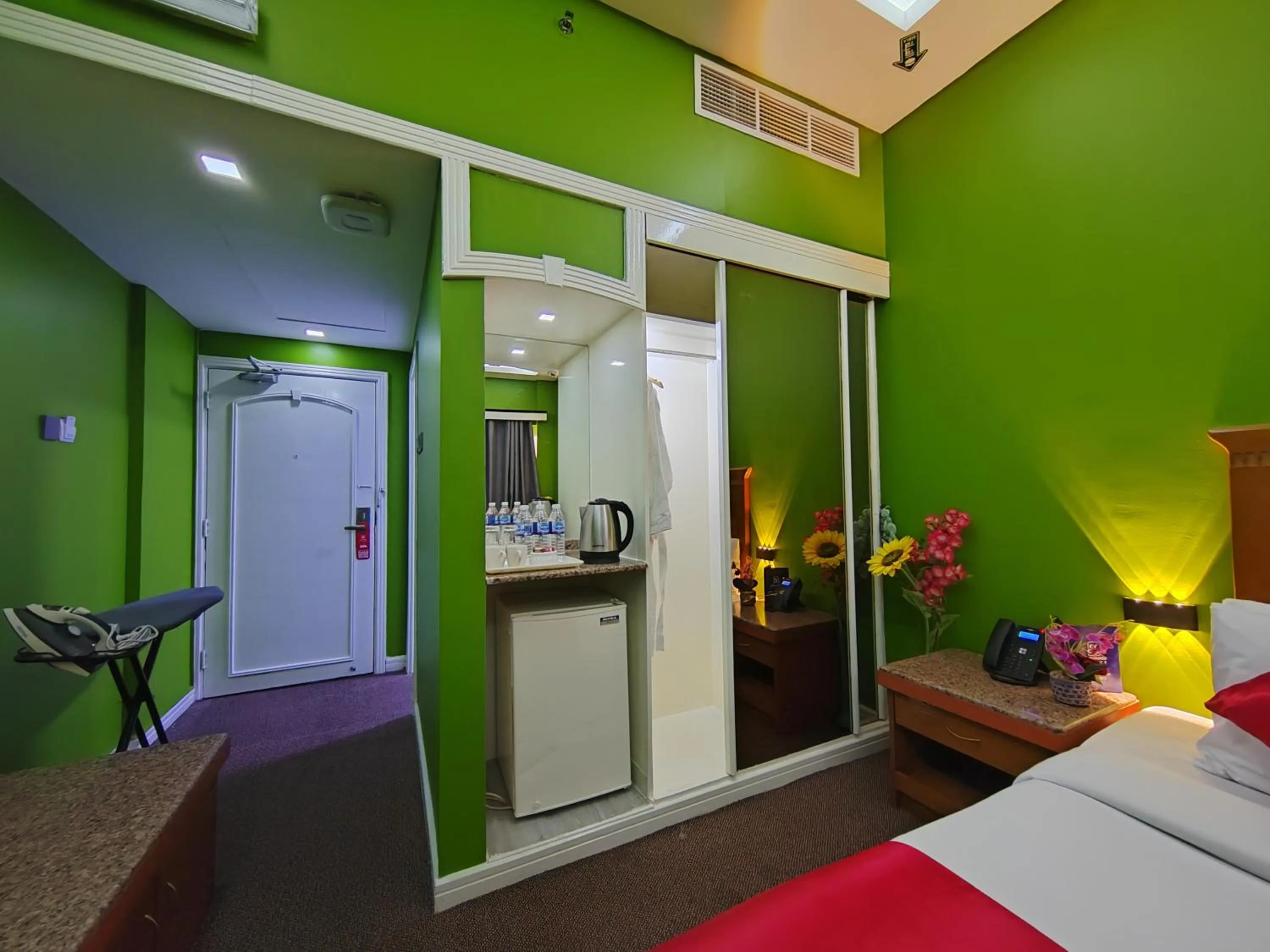 Kitchen or kitchenette, Bed in Le Paradise Palace Hotel Deira Dubai Al Rigga