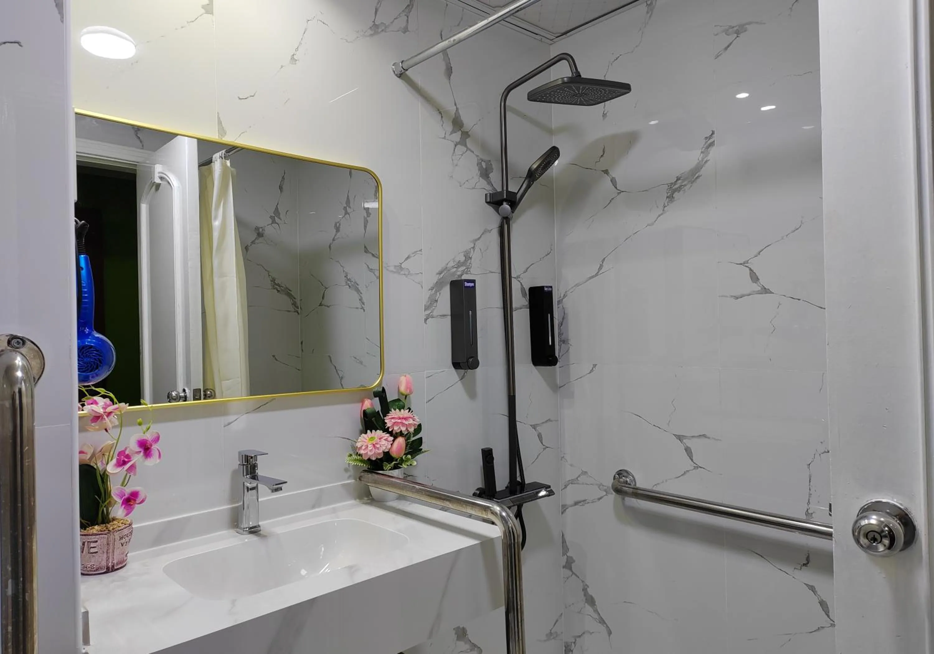 Bathroom in Le Paradise Palace Hotel Deira Dubai Al Rigga