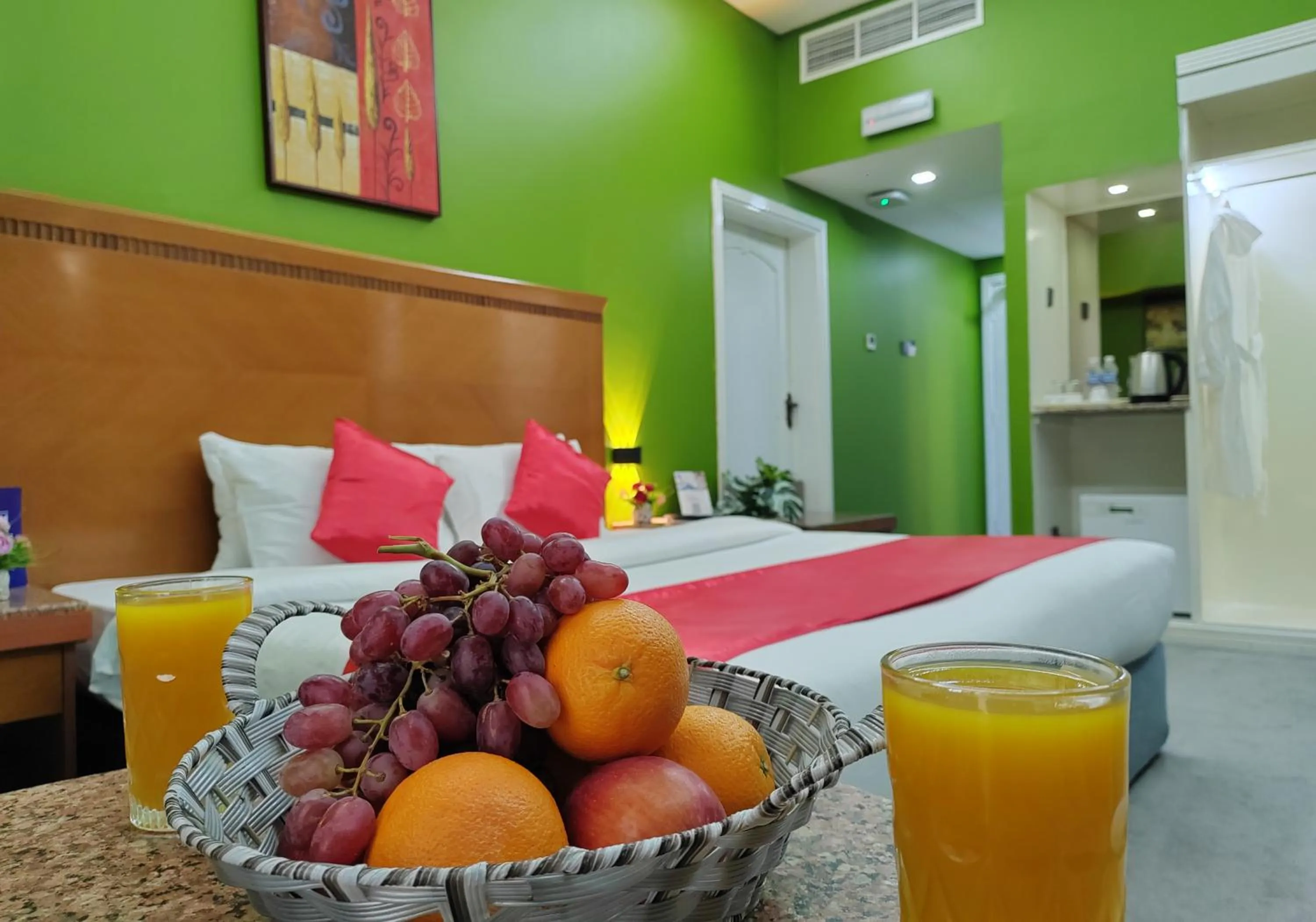 Dining area, Bed in Le Paradise Palace Hotel Deira Dubai Al Rigga
