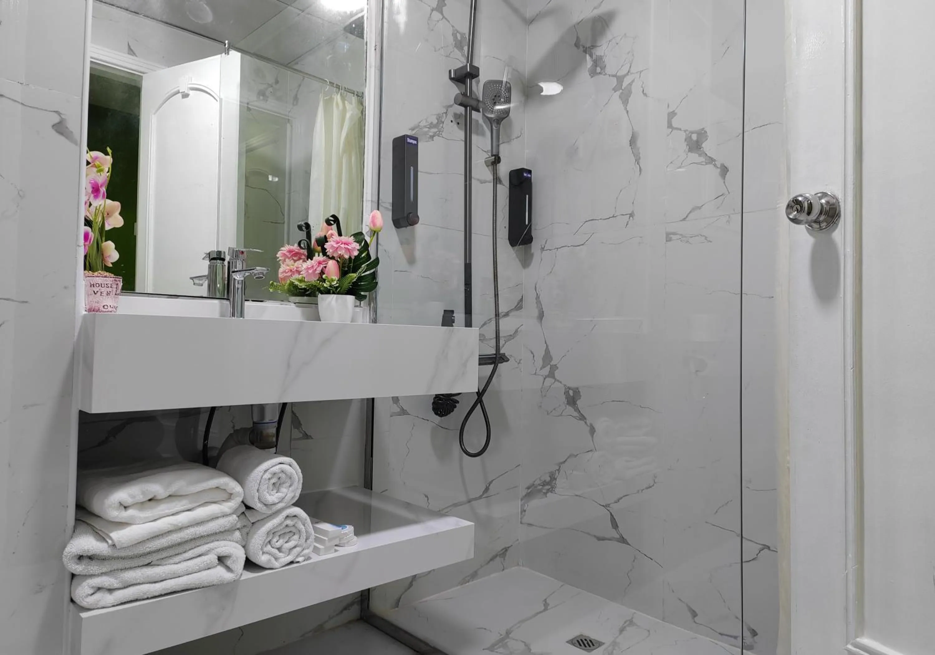 Bathroom in Le Paradise Palace Hotel Deira Dubai Al Rigga