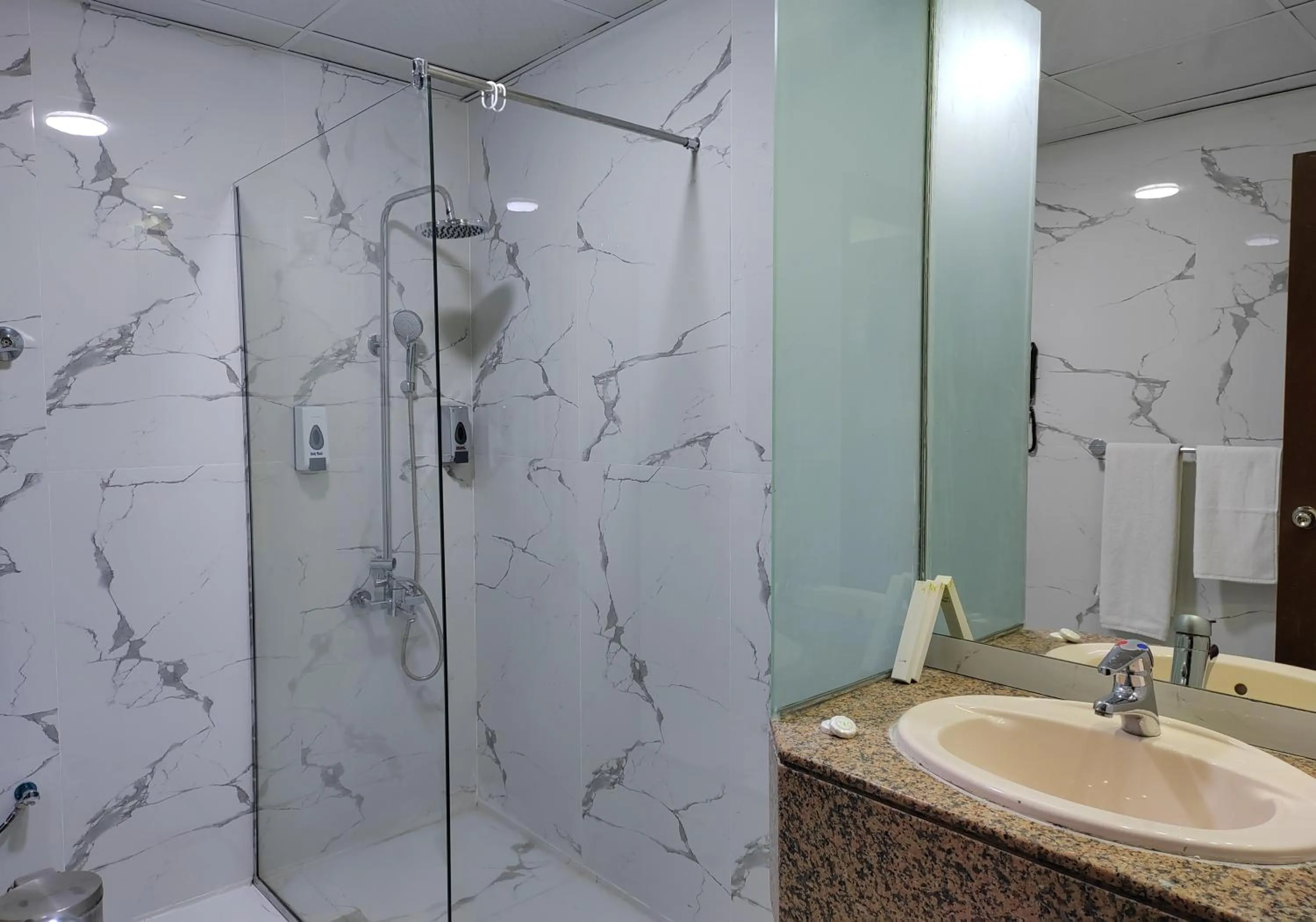 Shower in Le Paradise Palace Hotel Deira Dubai Al Rigga