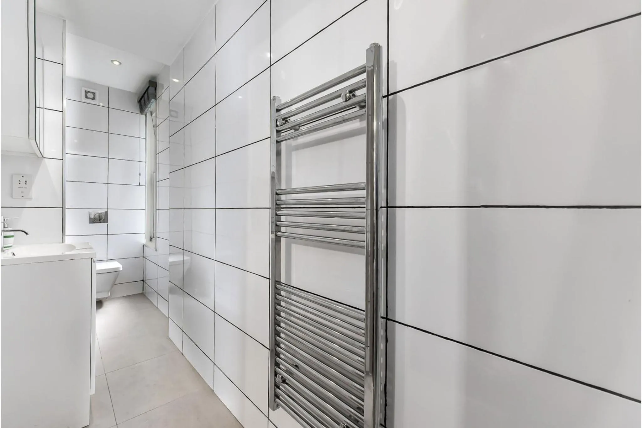 Shower in Newly Renovated 1 BDR Flat - Central Location