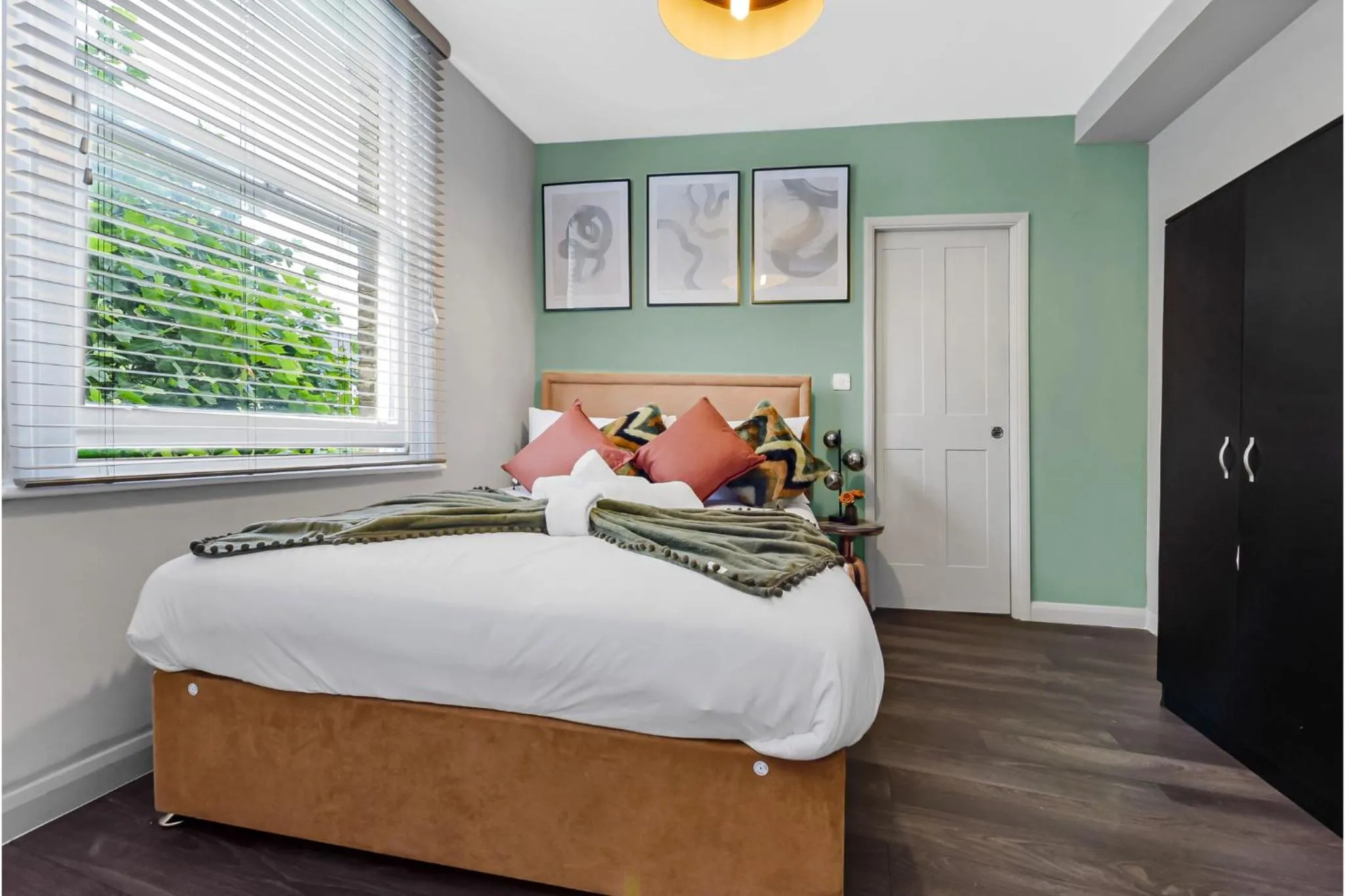 Bed in Newly Renovated 1 BDR Flat - Central Location