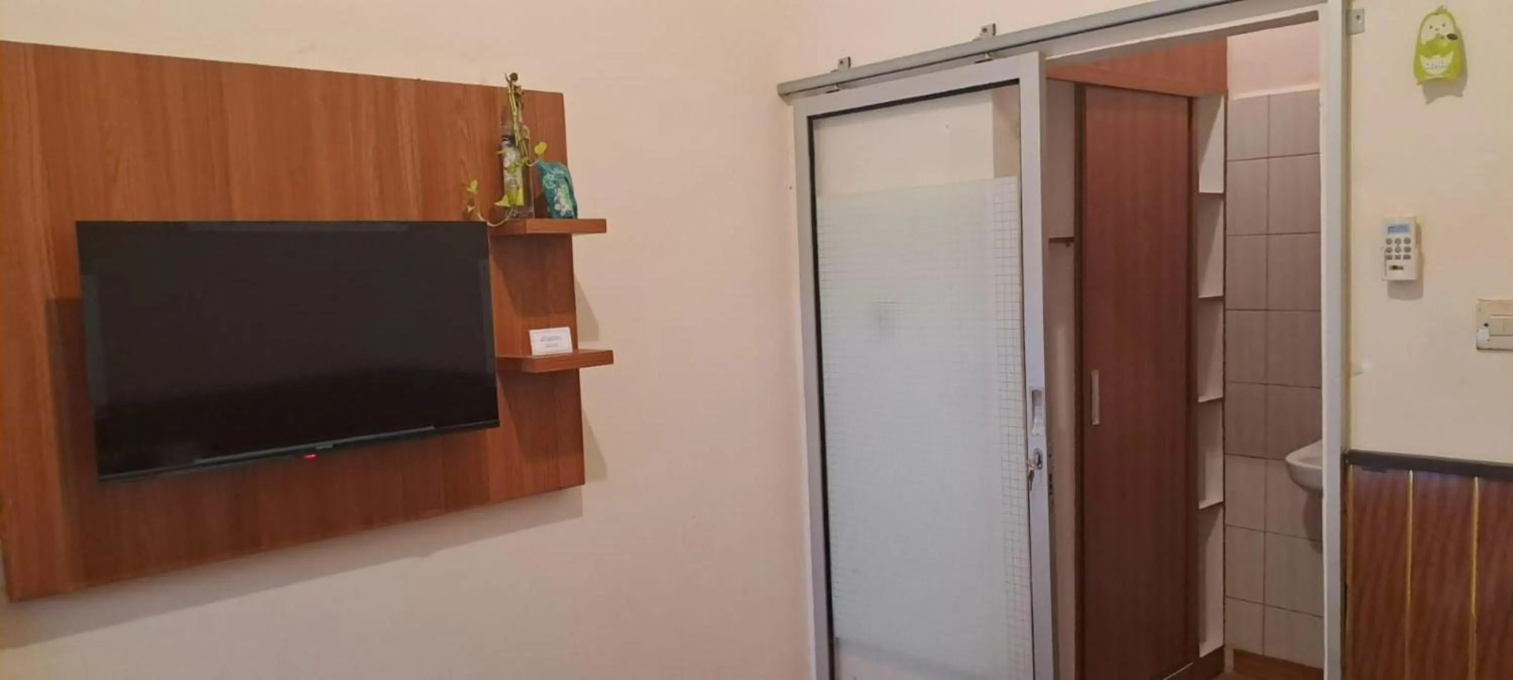 TV and multimedia in Bintang Khanida Syari'ah