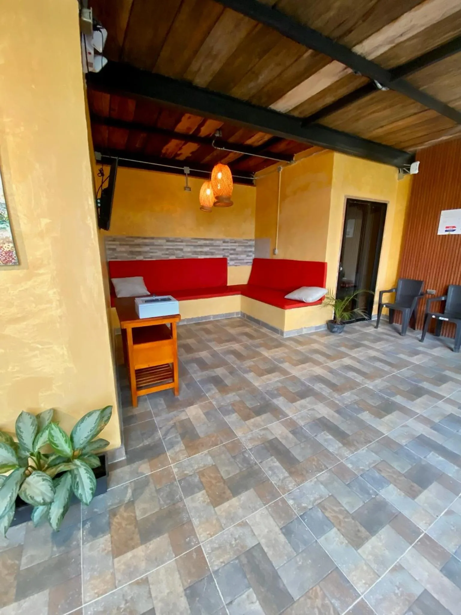 Communal lounge/ TV room in Coffee House Minca