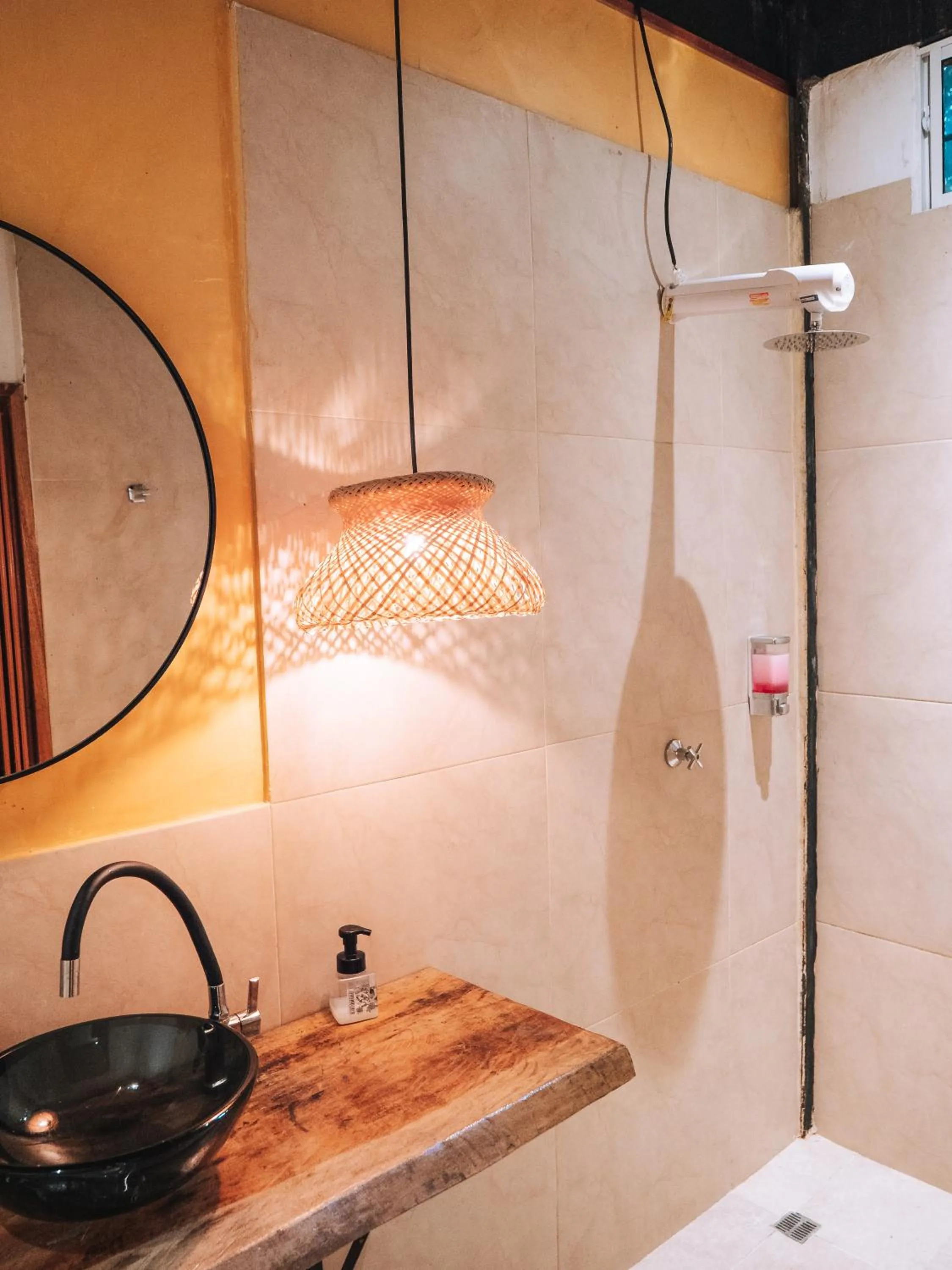 Shower in Coffee House Minca