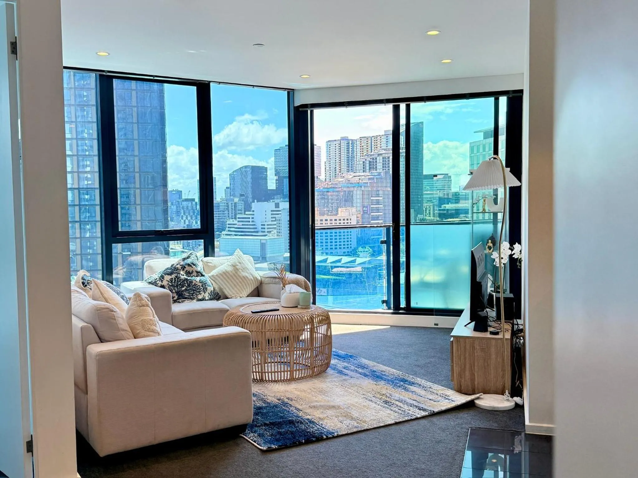 Two-Bedroom Apartment in Southbank Serenity 2BR, Parking, and Wi-Fi