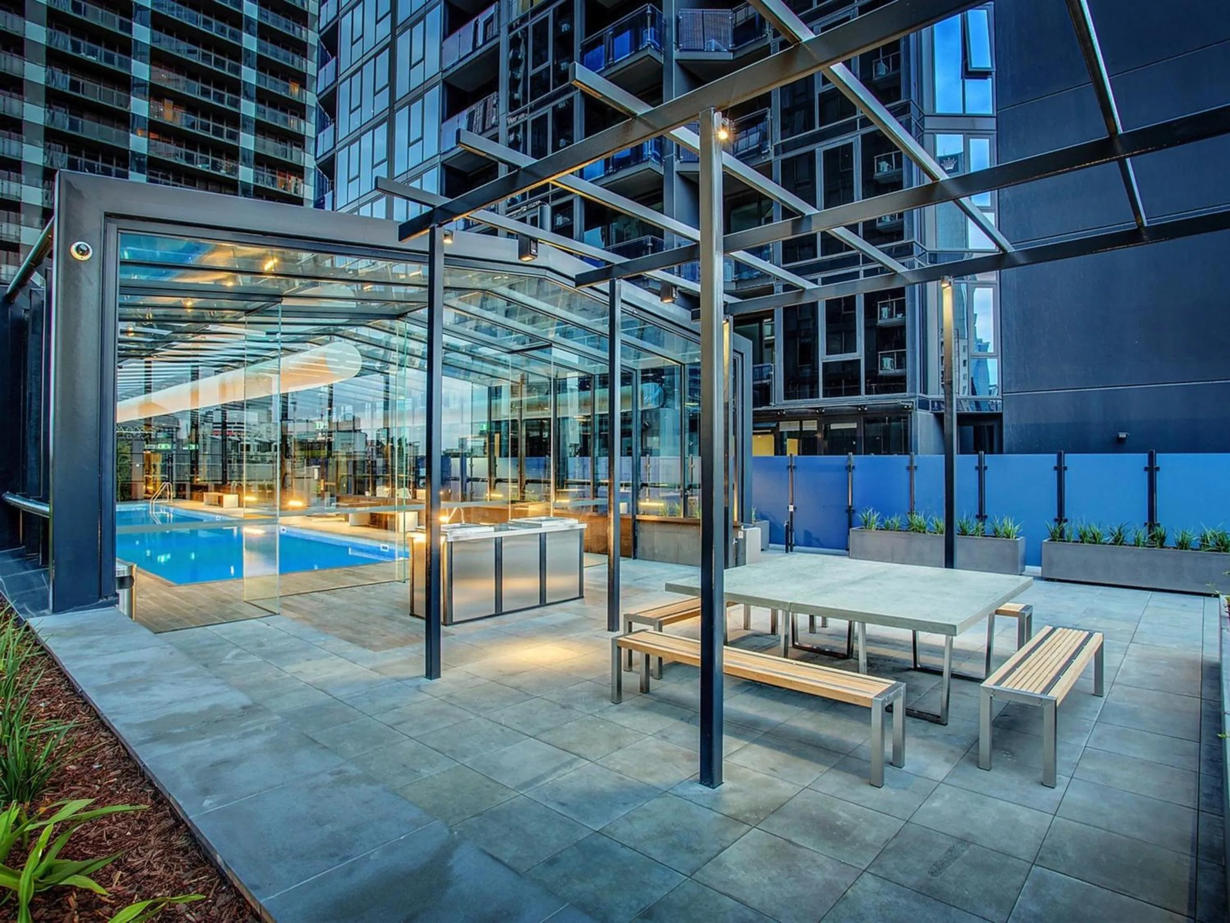 Southbank Serenity 2BR, Parking, and Wi-Fi