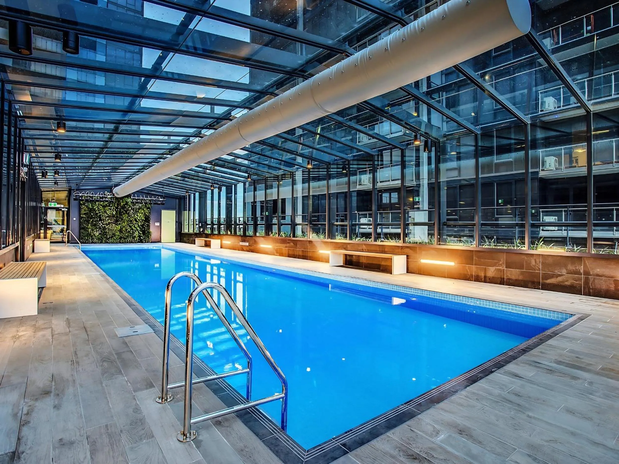 Southbank Serenity 2BR, Parking, and Wi-Fi