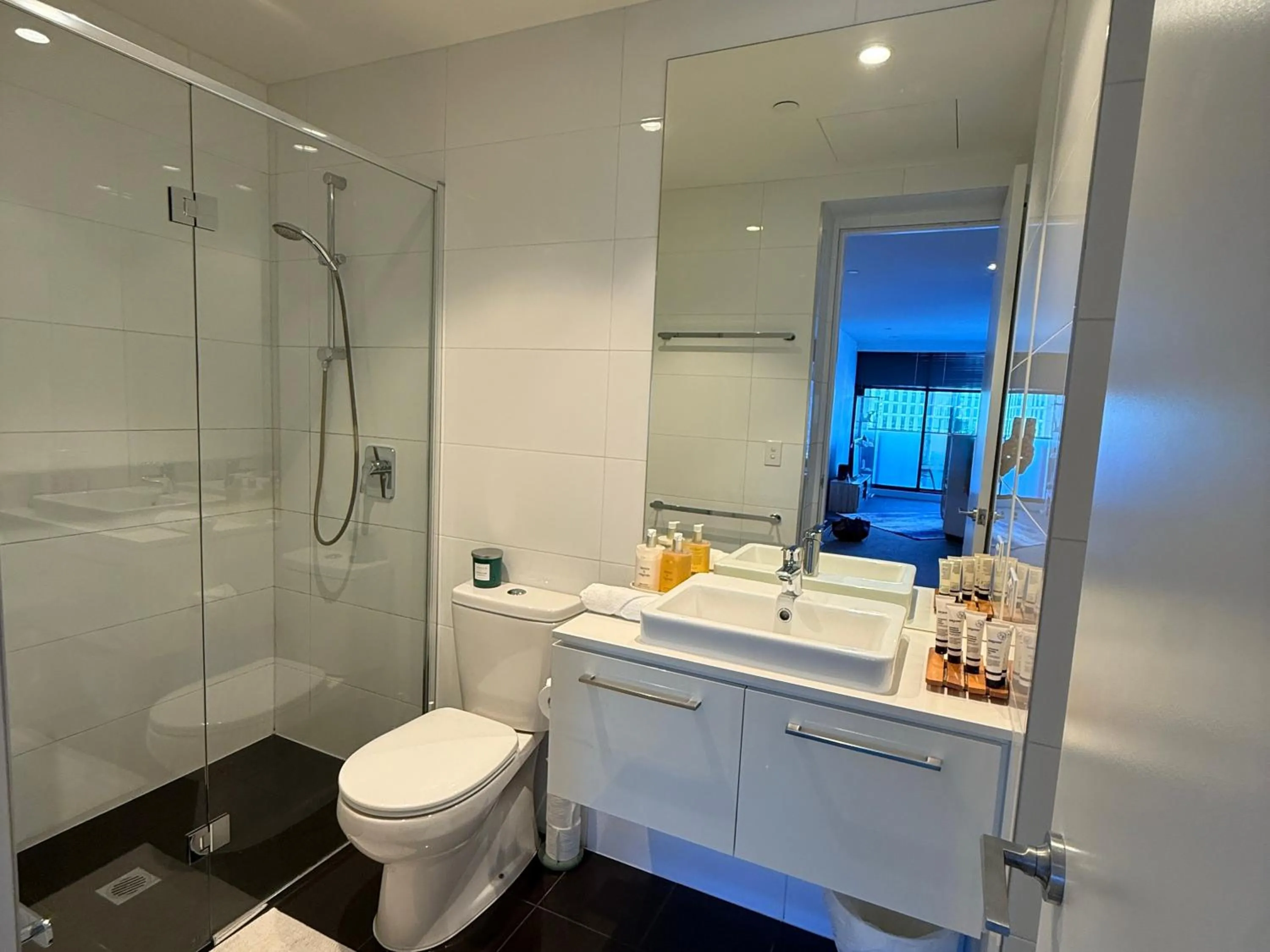 Southbank Serenity 2BR, Parking, and Wi-Fi