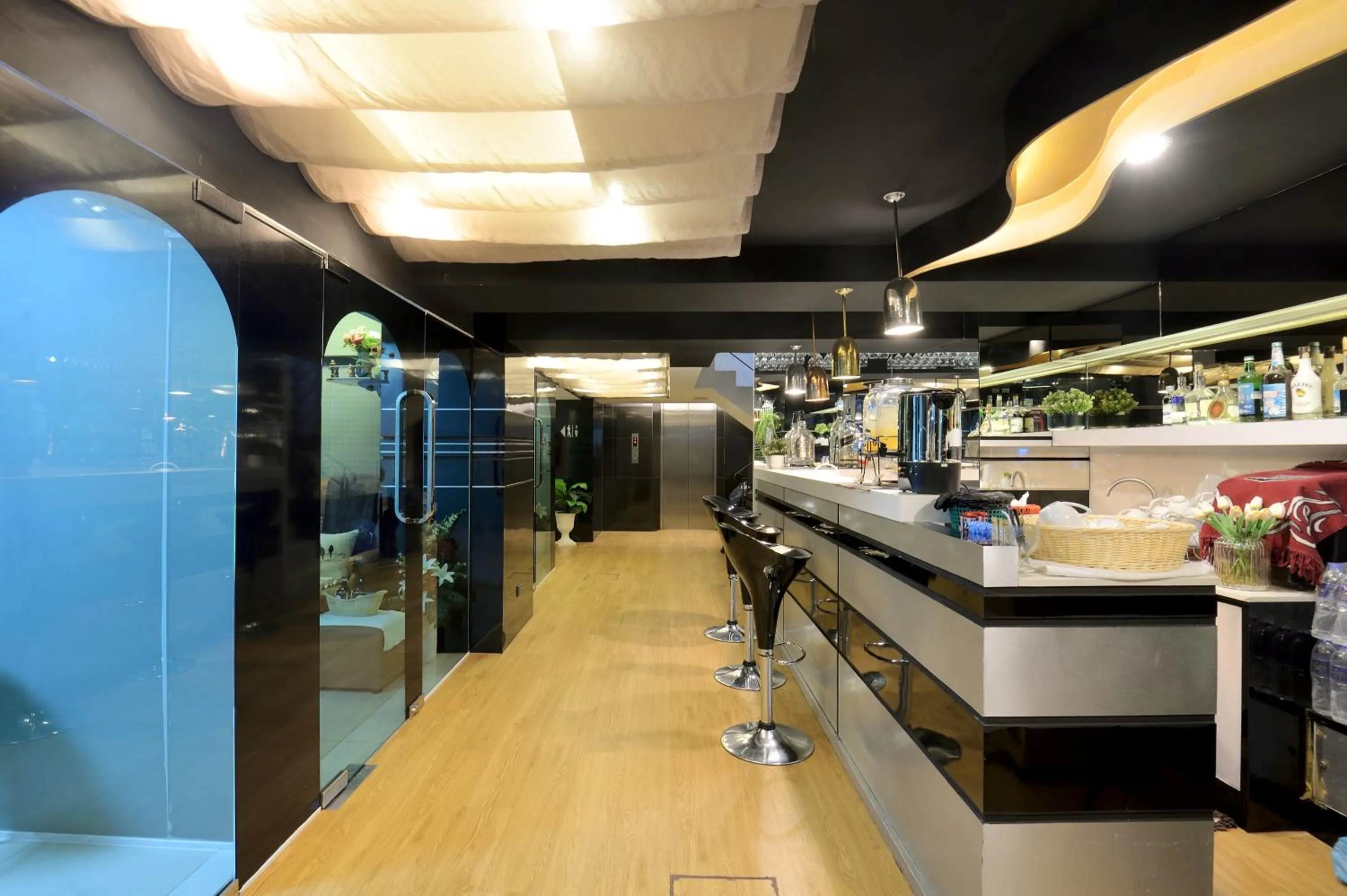 Lounge or bar in De Lux Bangkok Hotel