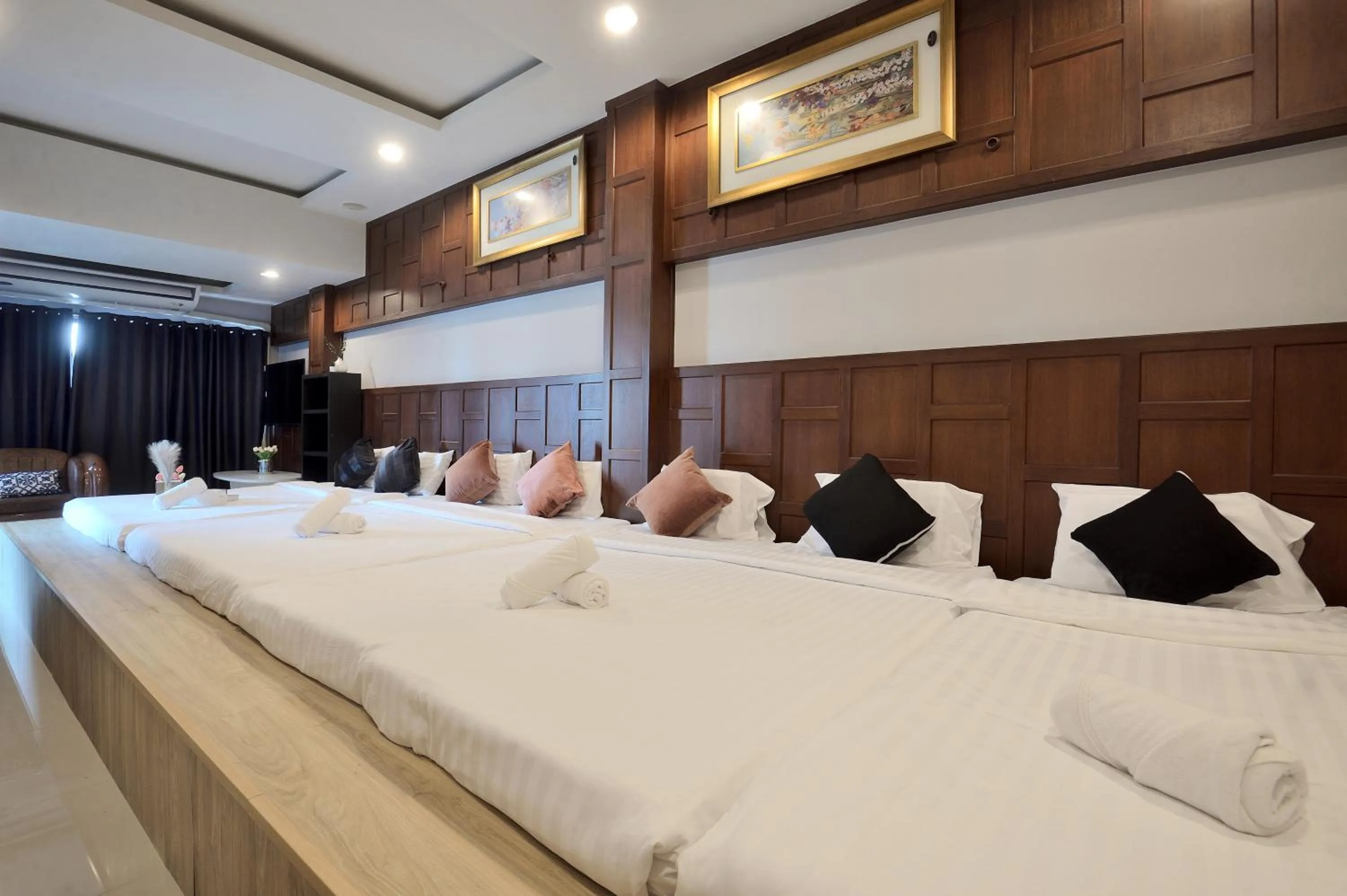 Bed in De Lux Bangkok Hotel