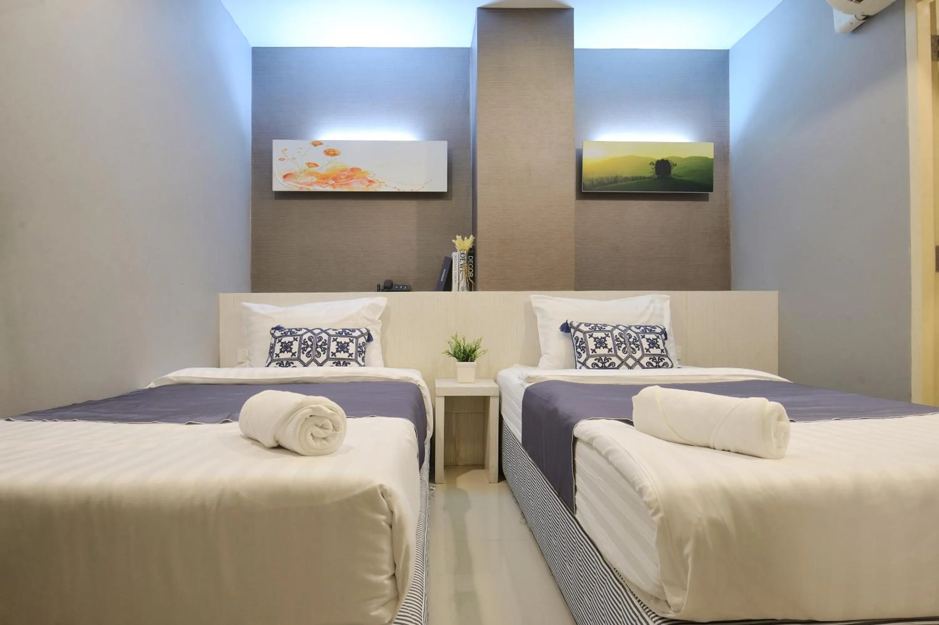 Bed in De Lux Bangkok Hotel