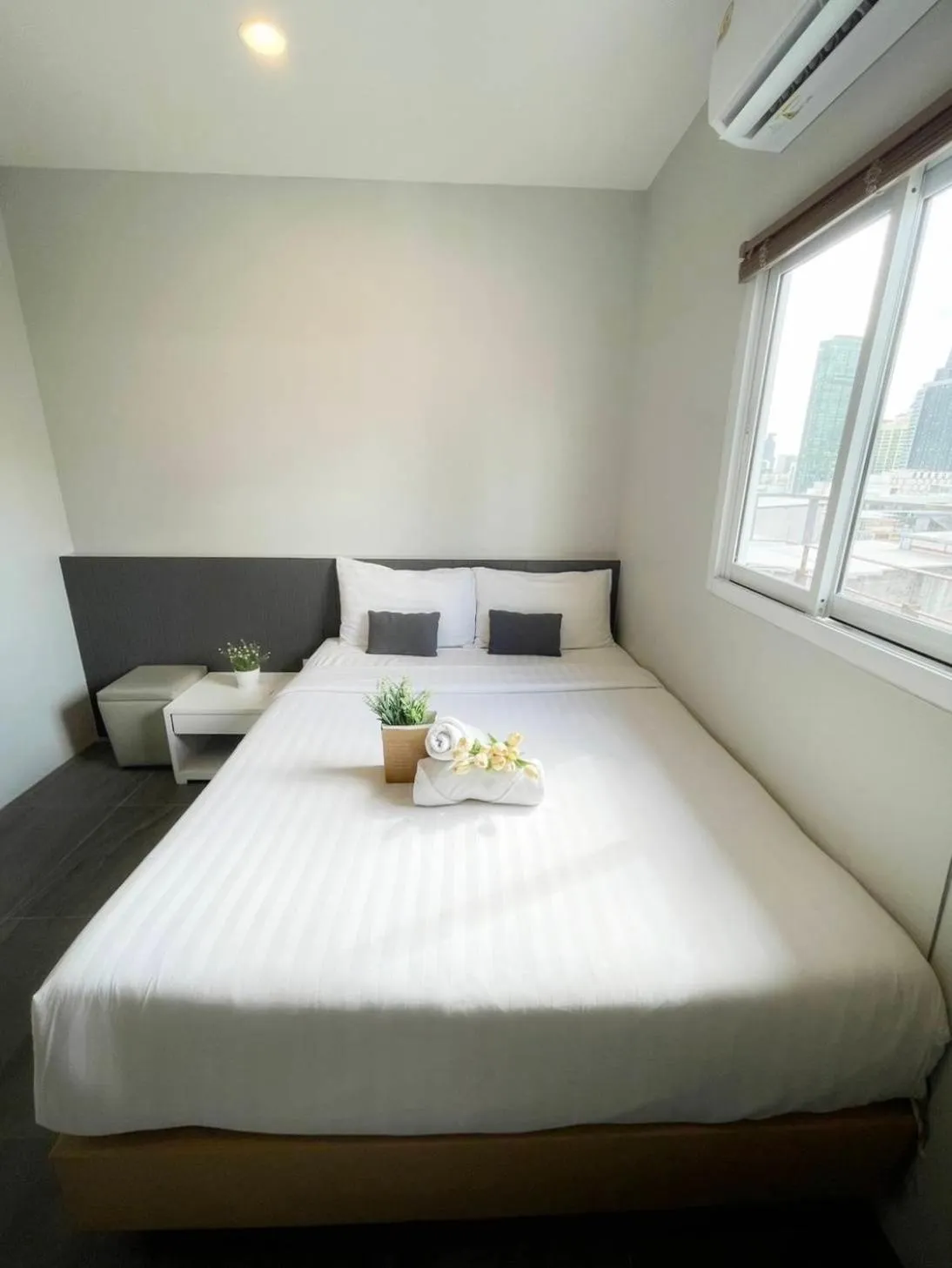 Bed in De Lux Bangkok Hotel