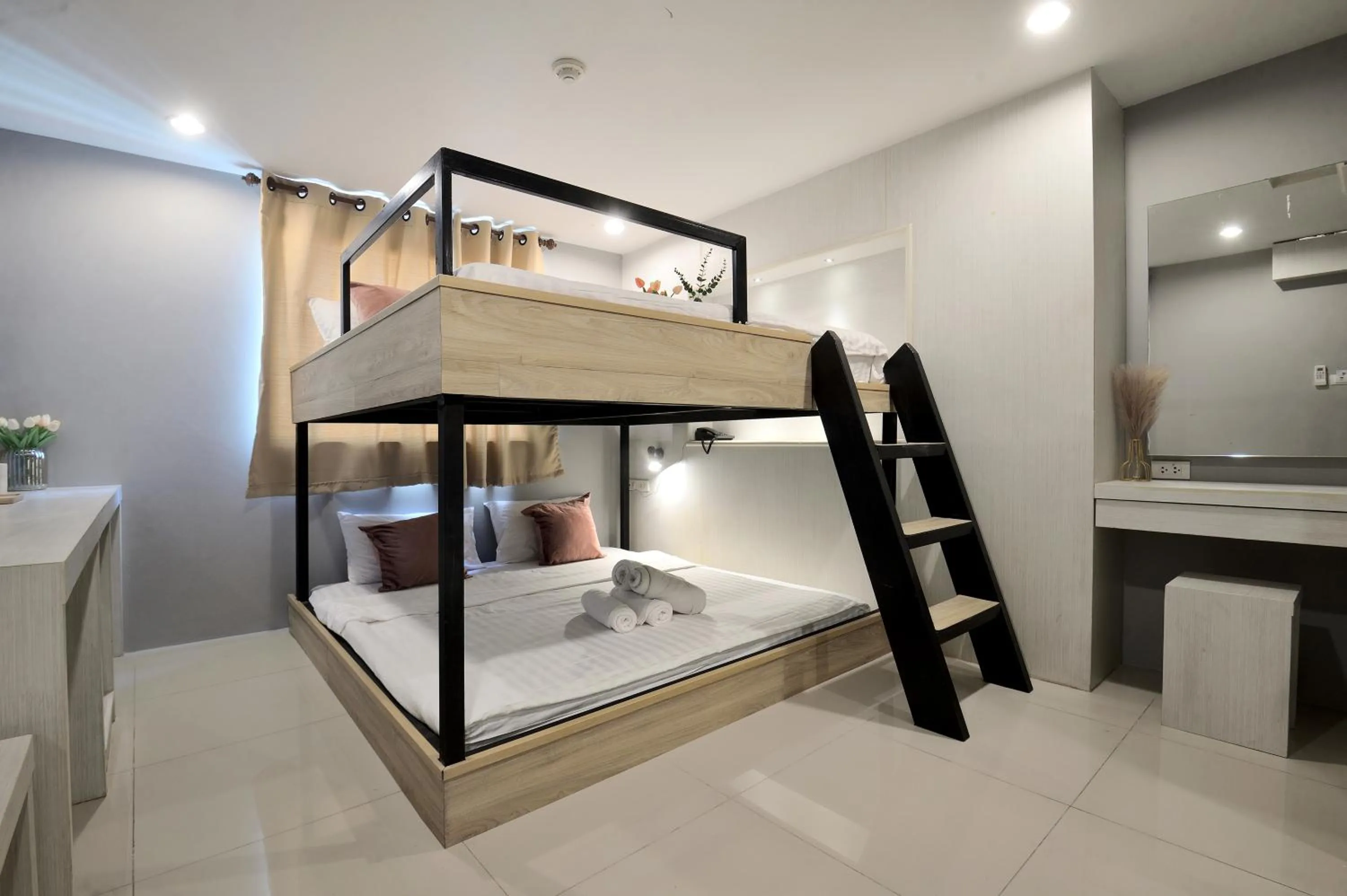 Bedroom, Bed in De Lux Bangkok Hotel