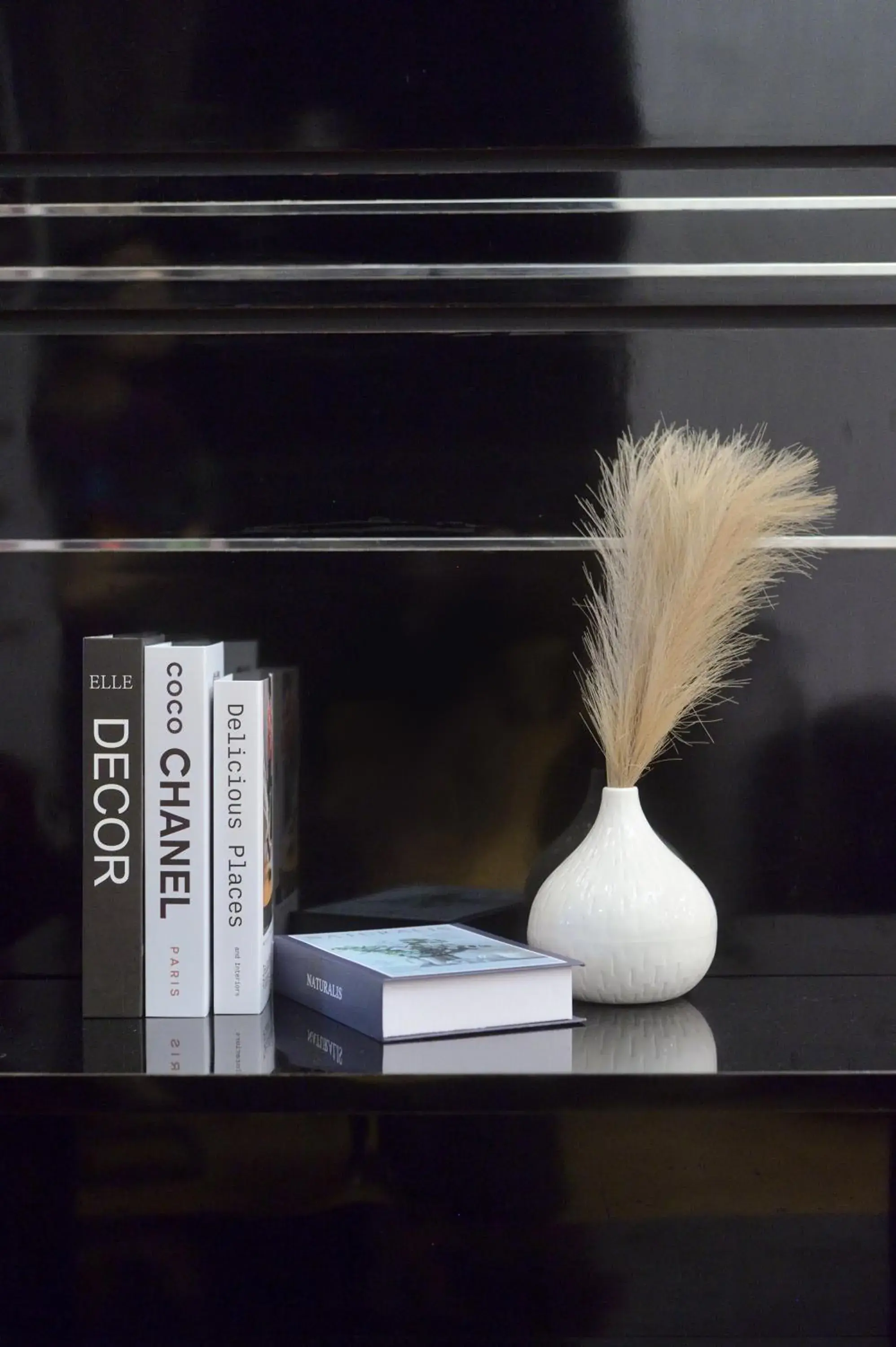 Property building in De Lux Bangkok Hotel Property building in De Lux Bangkok Hotel