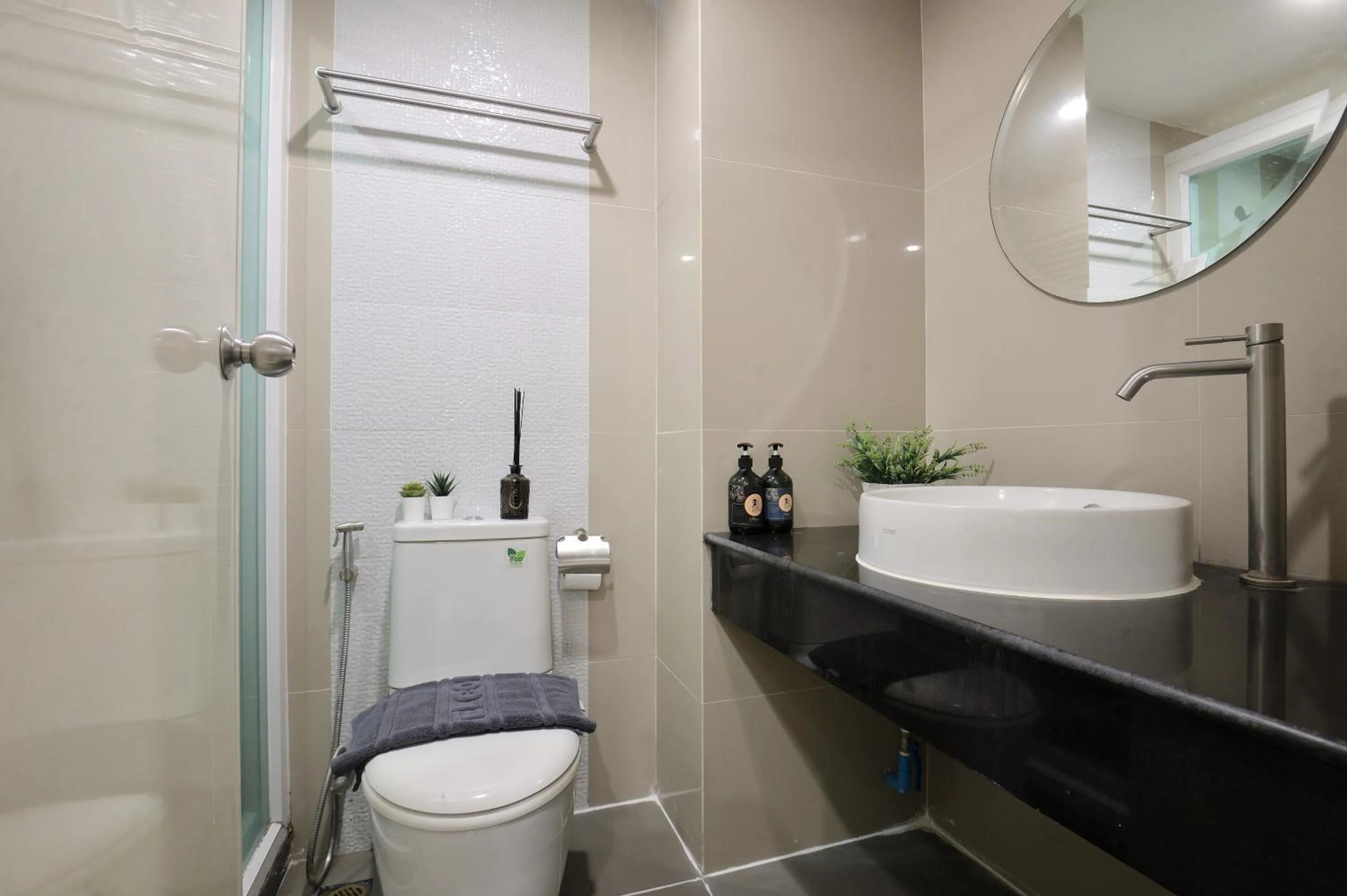 Shower in De Lux Bangkok Hotel