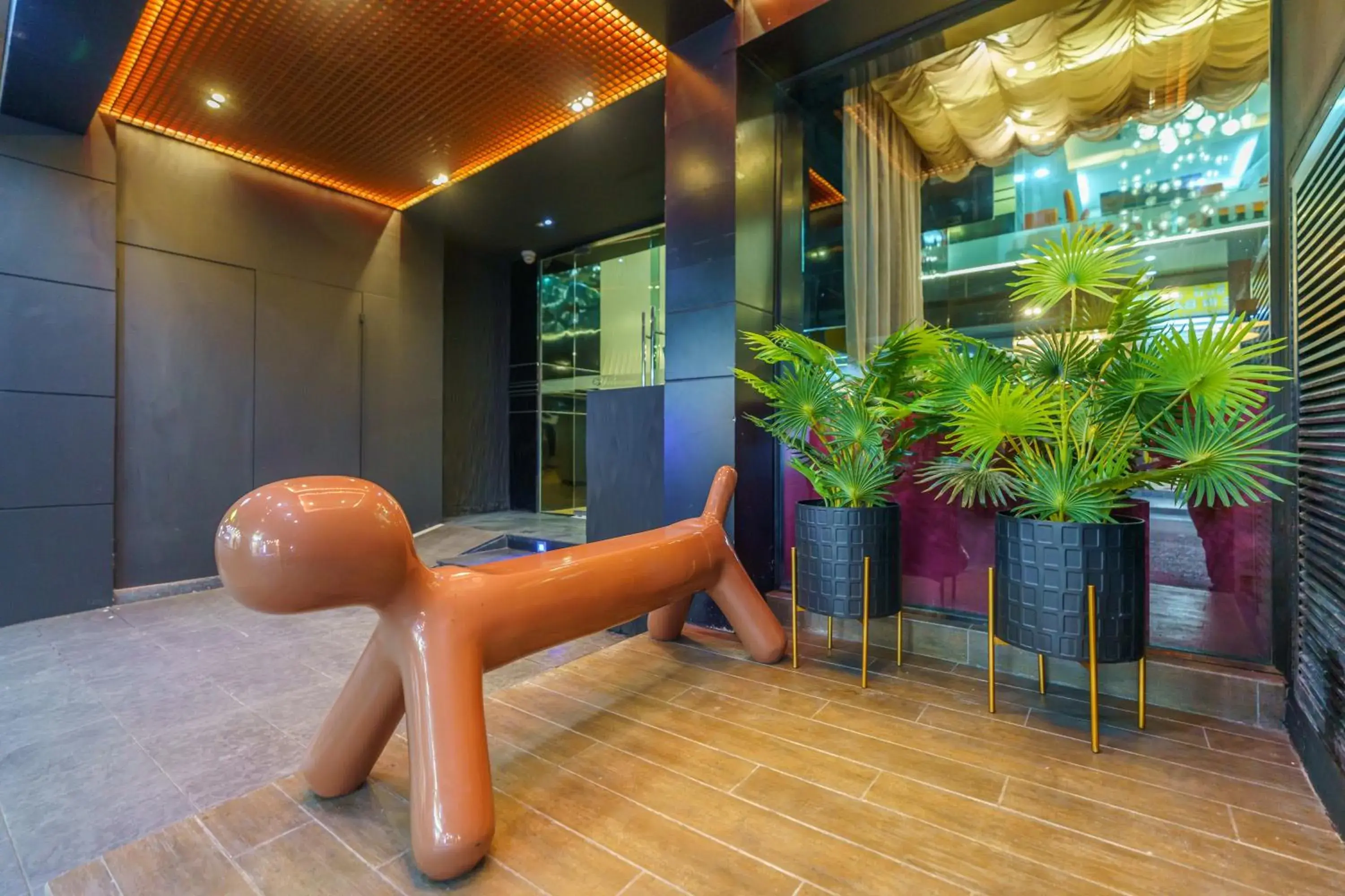 Property building in De Lux Bangkok Hotel Property building in De Lux Bangkok Hotel