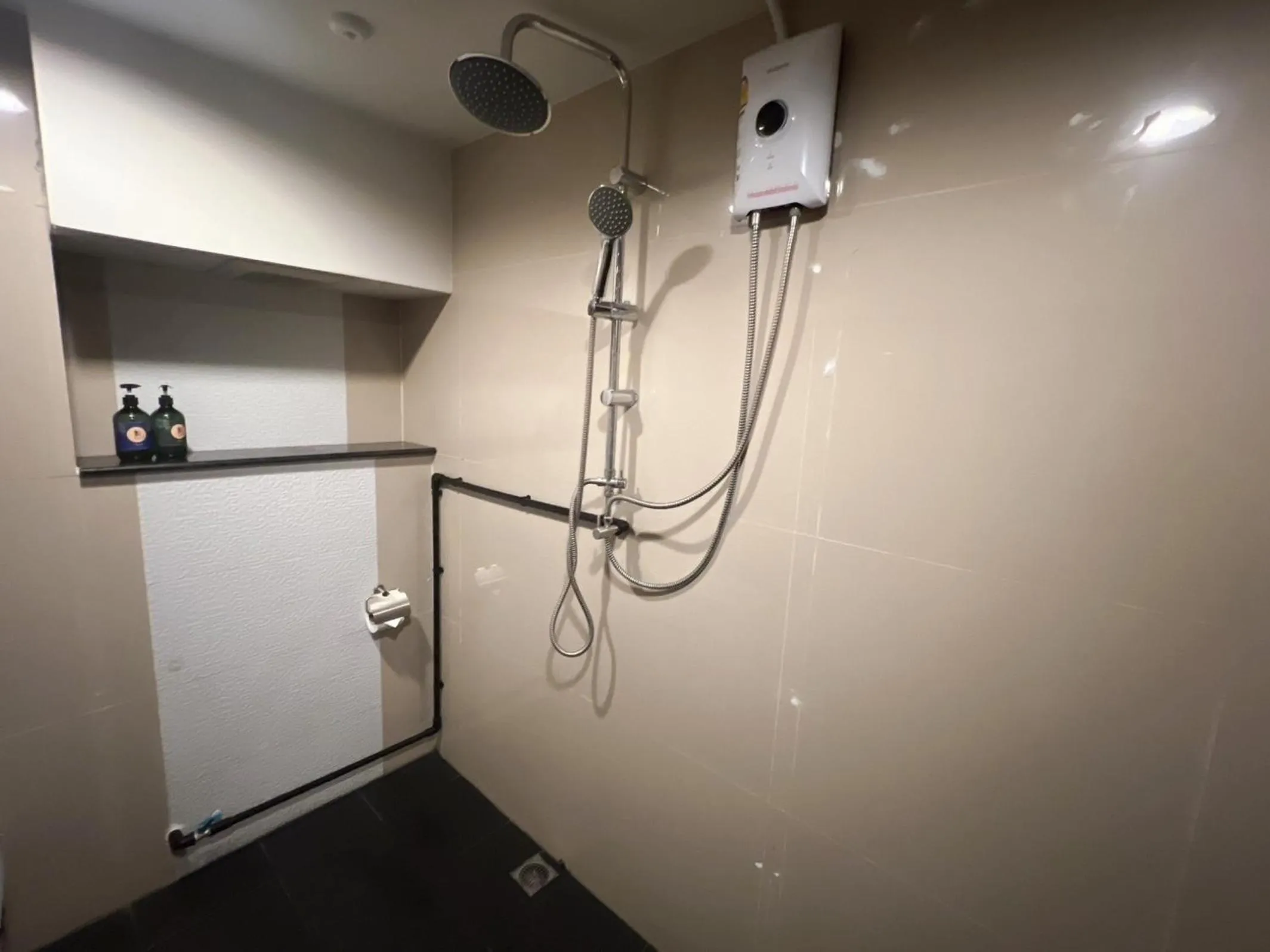 Shower in De Lux Bangkok Hotel