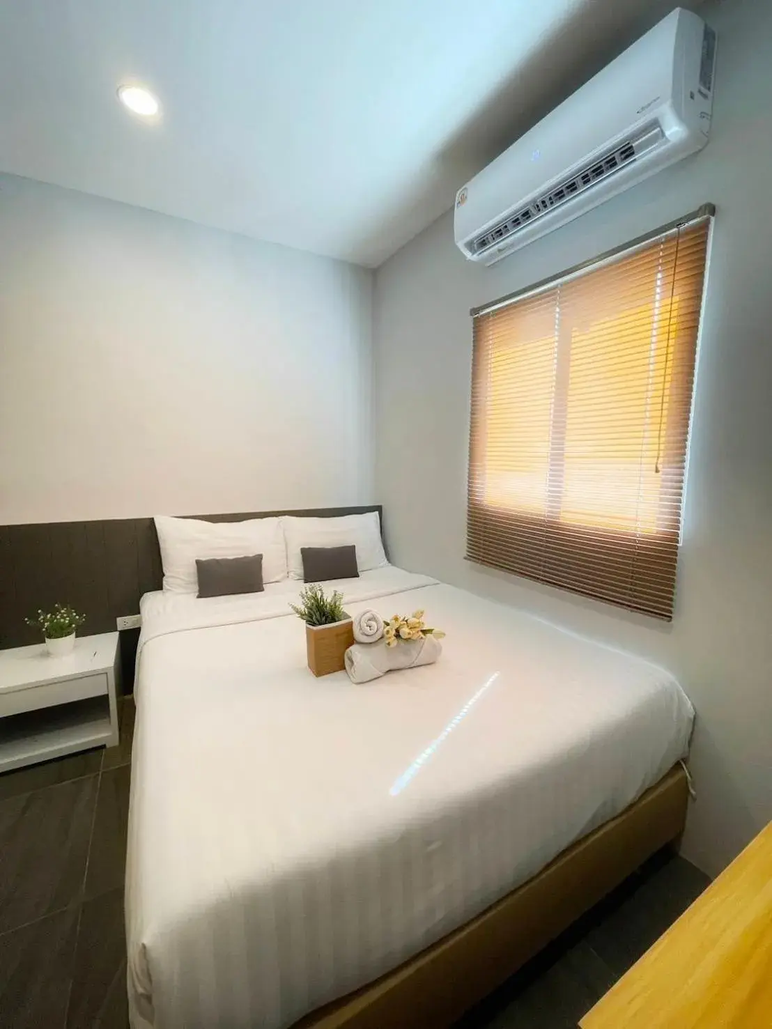 Bed in De Lux Bangkok Hotel Bed in De Lux Bangkok Hotel