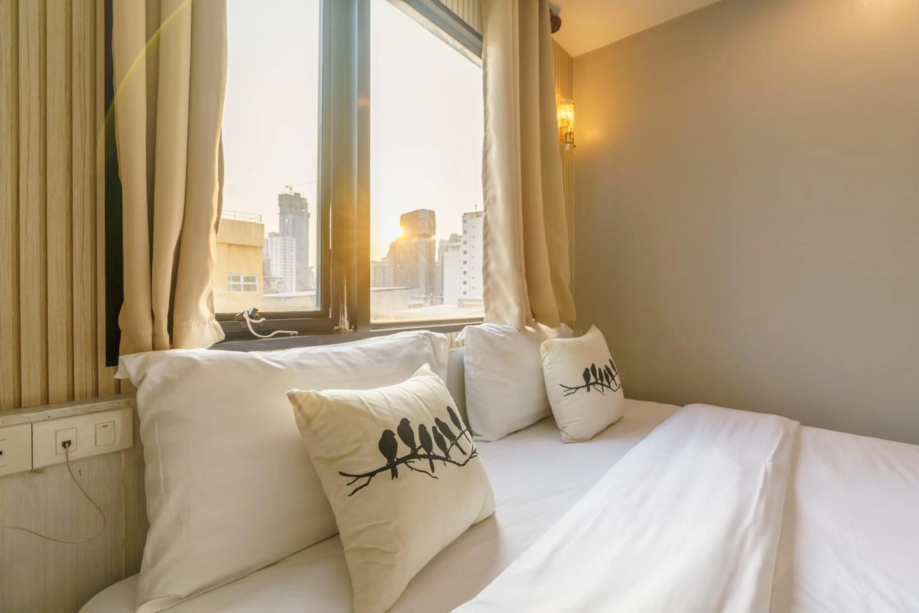 Bedroom, Bed in De Lux Bangkok Hotel