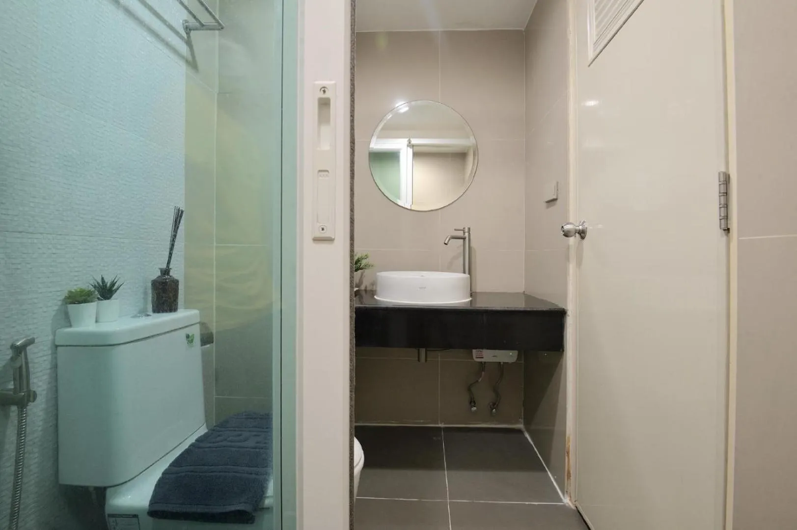 Bathroom in De Lux Bangkok Hotel