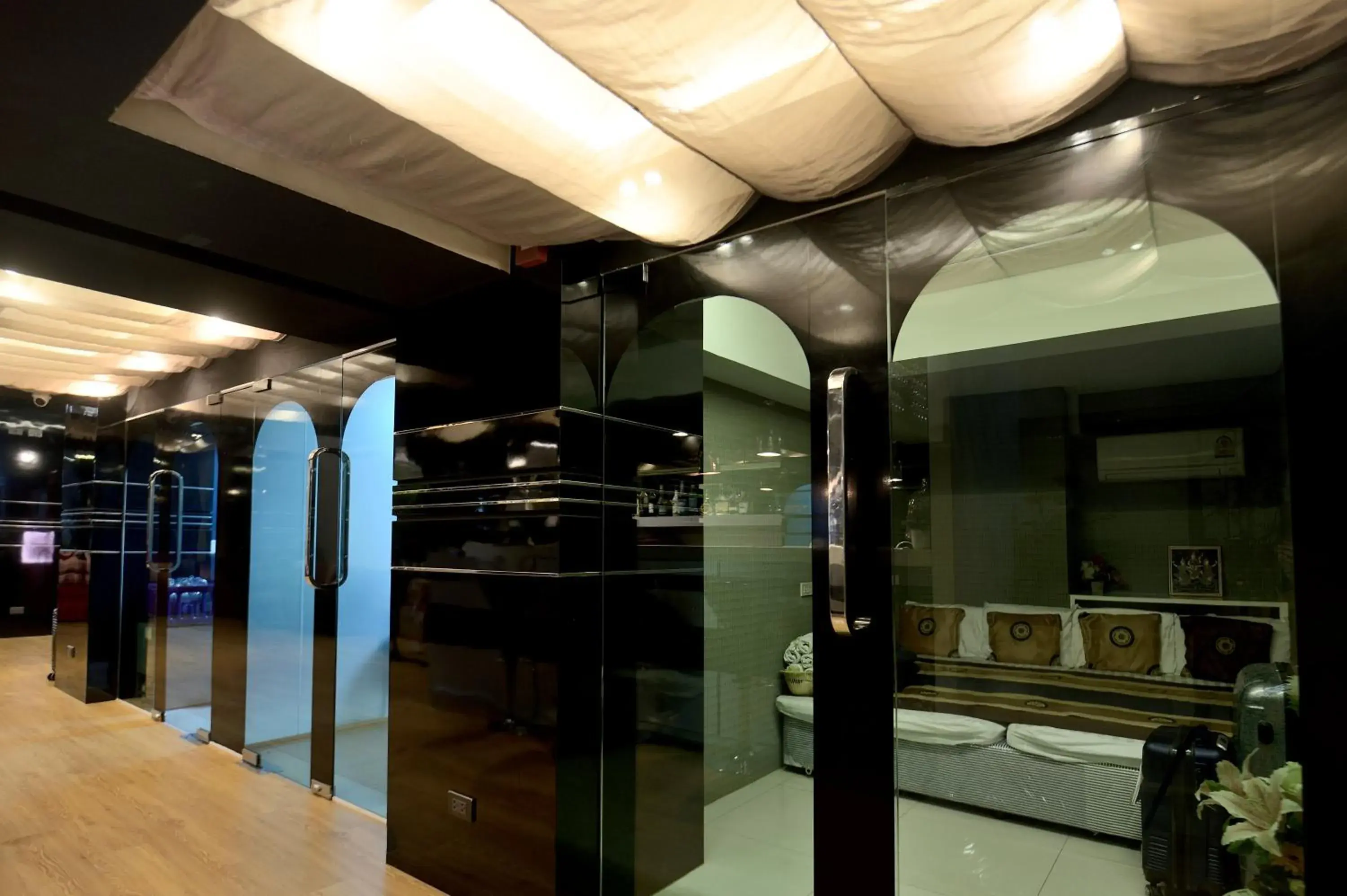 Property building in De Lux Bangkok Hotel Property building in De Lux Bangkok Hotel