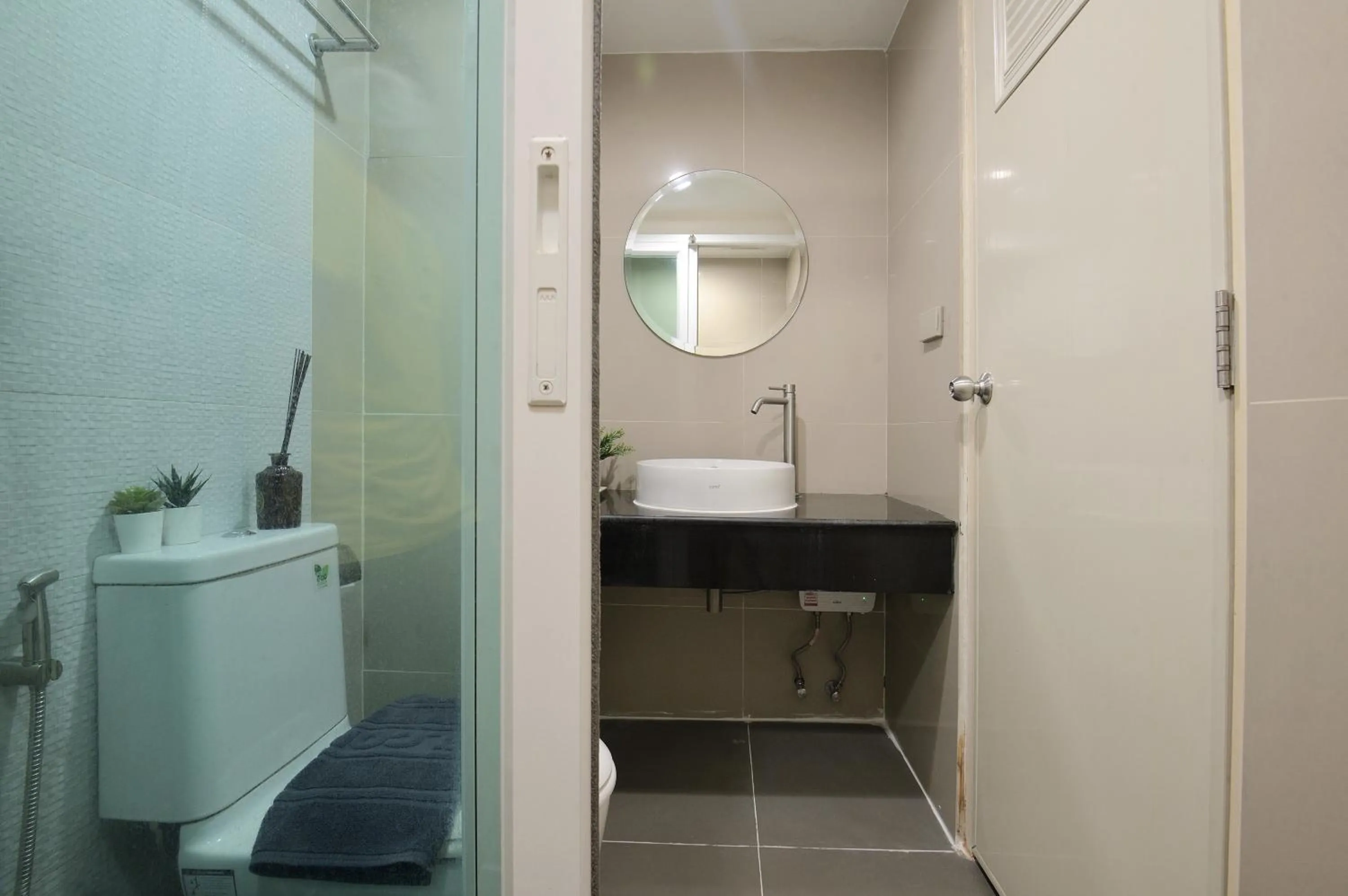 Bathroom in De Lux Bangkok Hotel