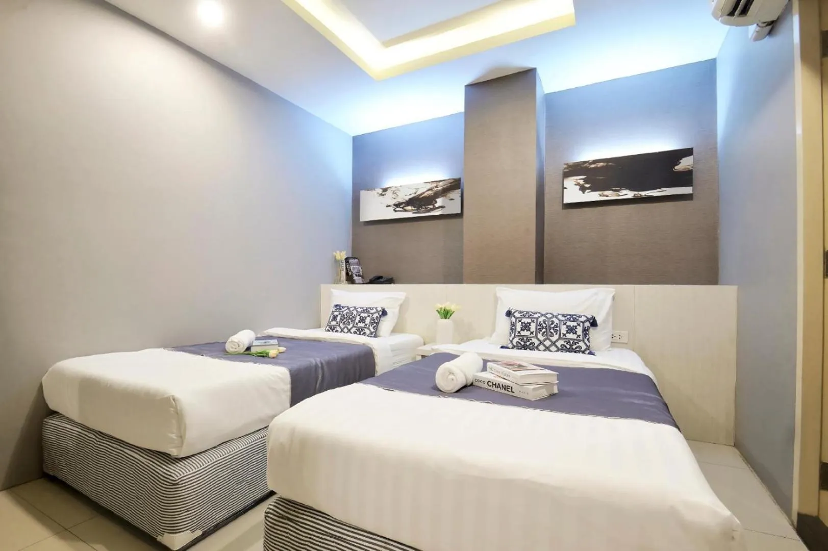 Bed in De Lux Bangkok Hotel