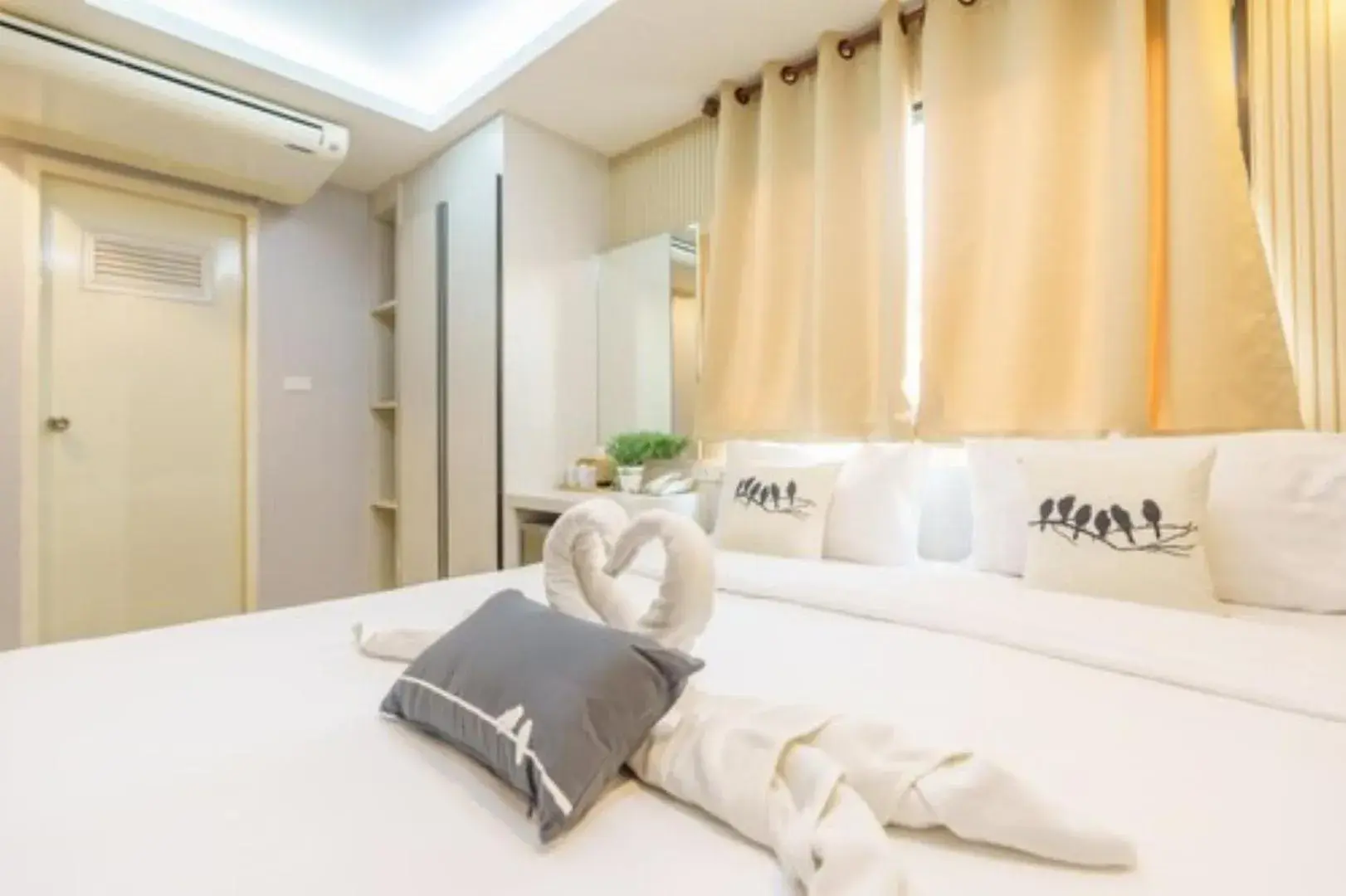 Bedroom, Bed in De Lux Bangkok Hotel Bedroom, Bed in De Lux Bangkok Hotel