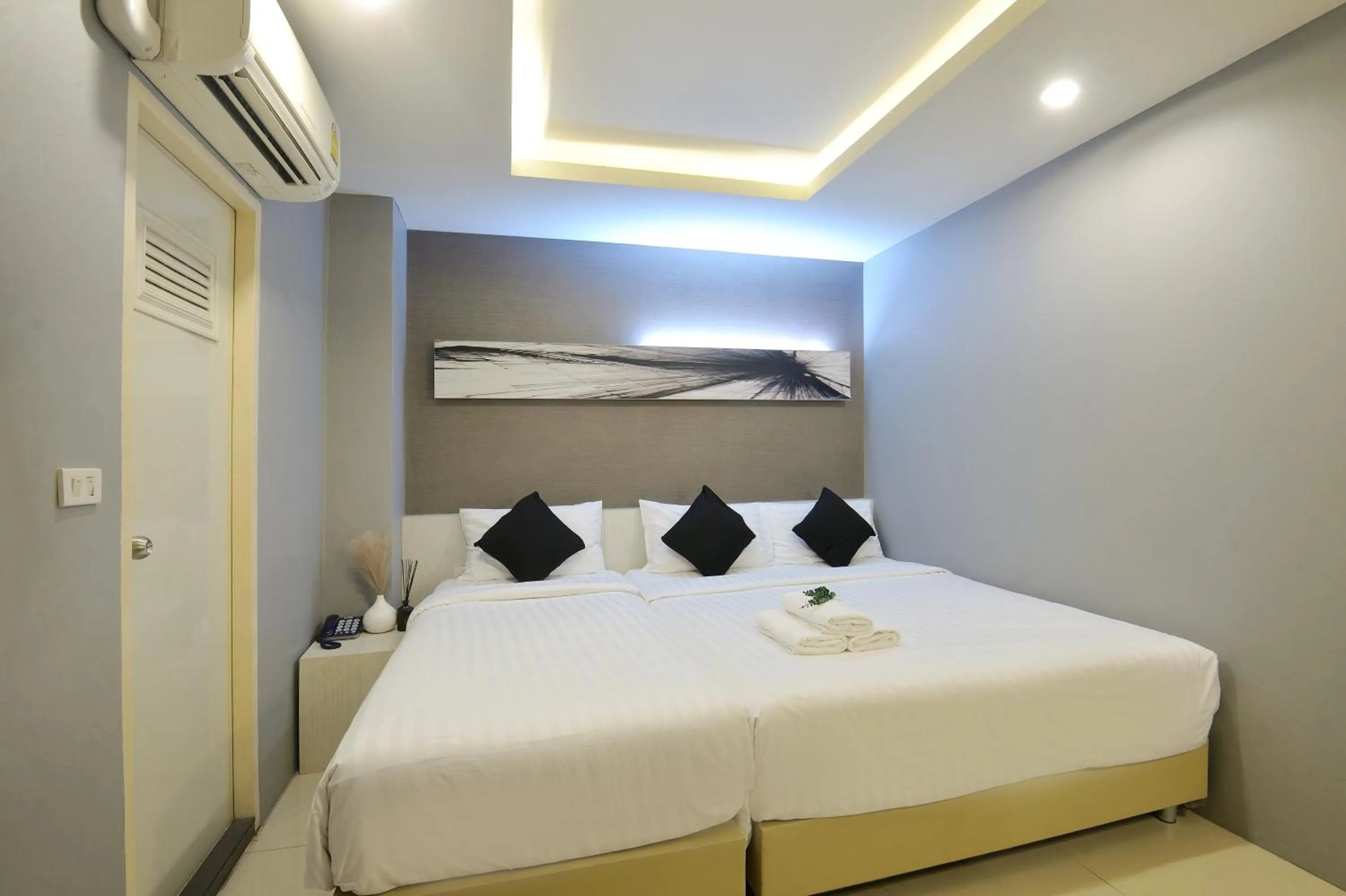 Bed in De Lux Bangkok Hotel