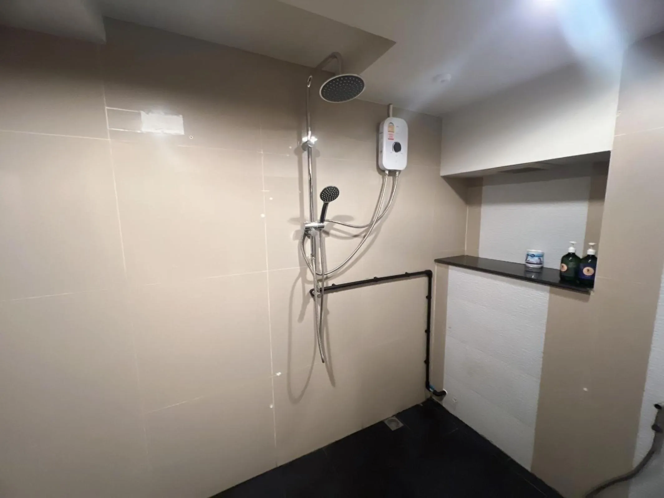 Bathroom in De Lux Bangkok Hotel